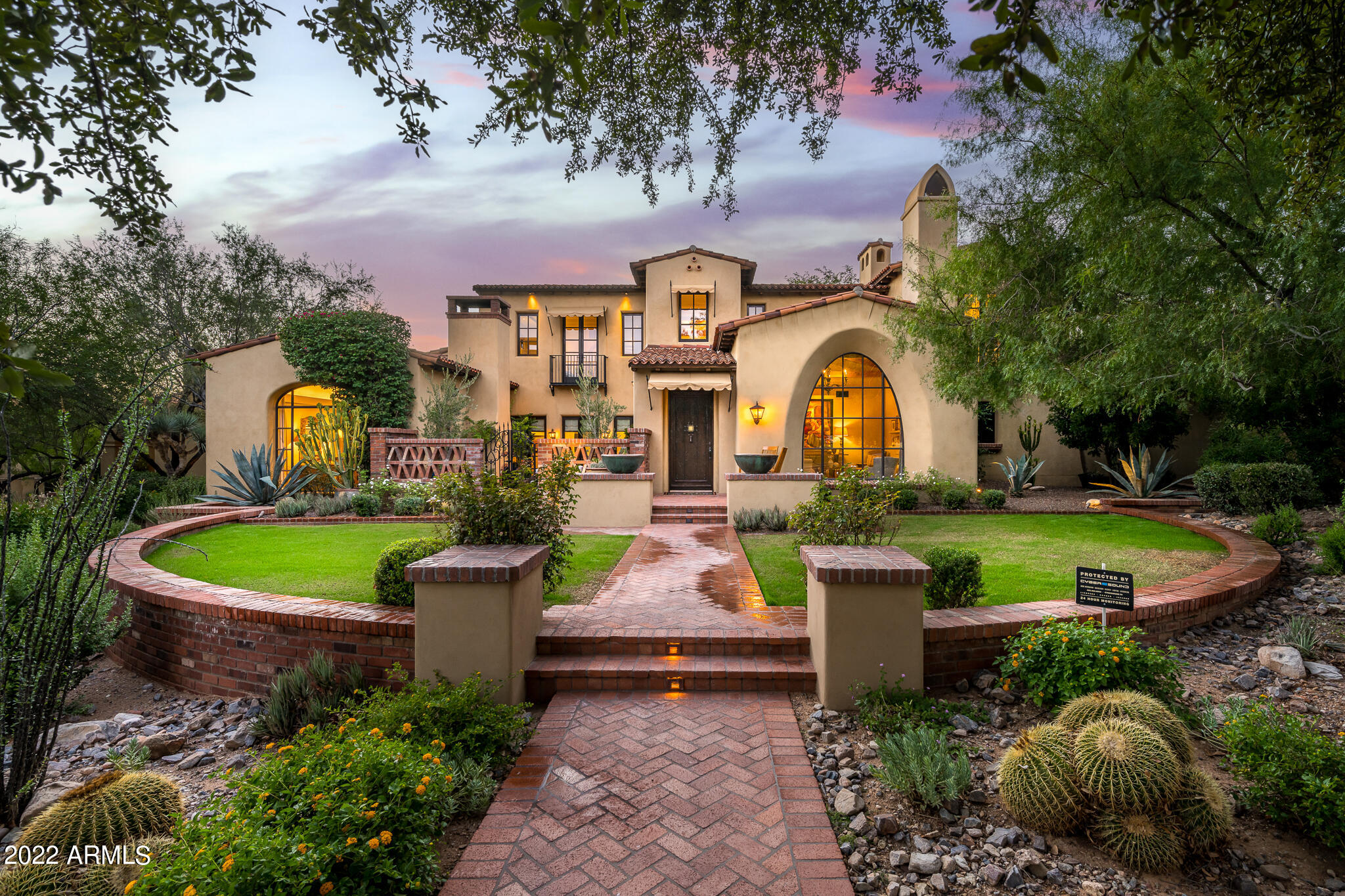 Timeless elegance in Silverleaf. Don't miss out on the home that checks all of the boxes: Quality – originally built by and for the owners of Linthicum Custom Homes, one of the top luxury builders in Arizona. Location – the parks neighborhood in Horseshoe Canyon of Silverleaf. Size – 5,430 square feet with a floor plan that is livable and easily maintained. Style – rich finishes and an authentic design by renowned Vallone Interiors. If you want to enjoy the true Arizona lifestyle in this prestigious community, then look no further.