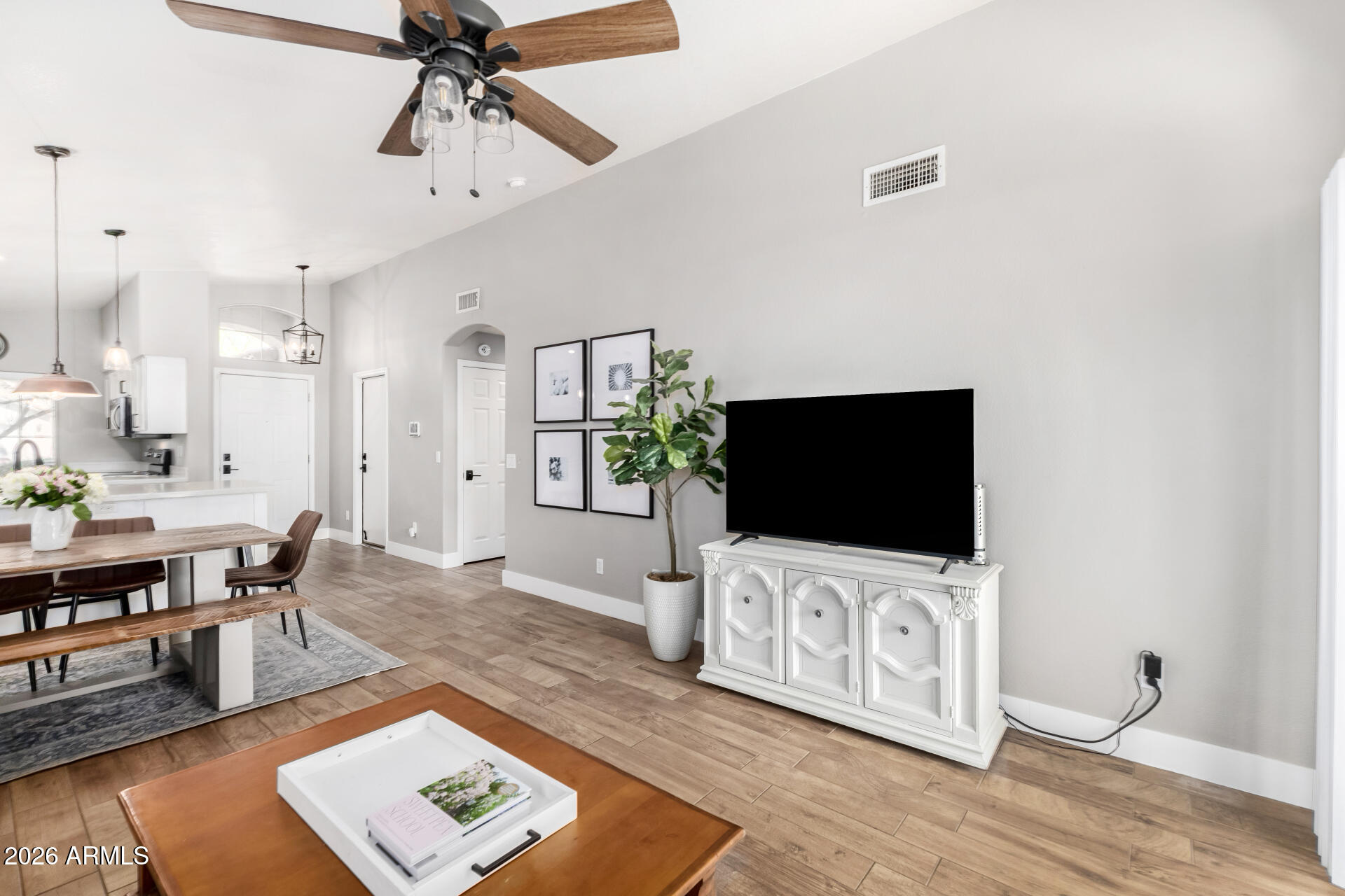 LAS BRISAS POINTE - Residential