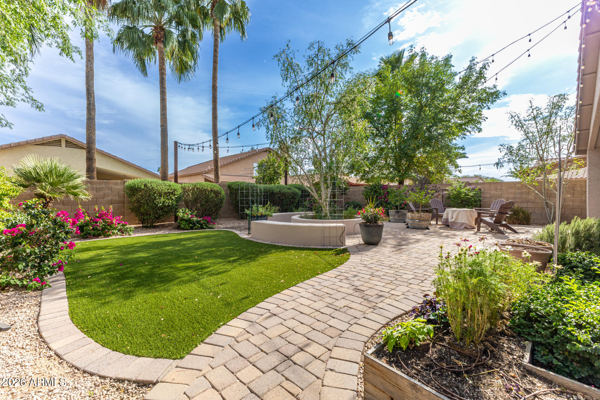 LAS BRISAS POINTE - Residential