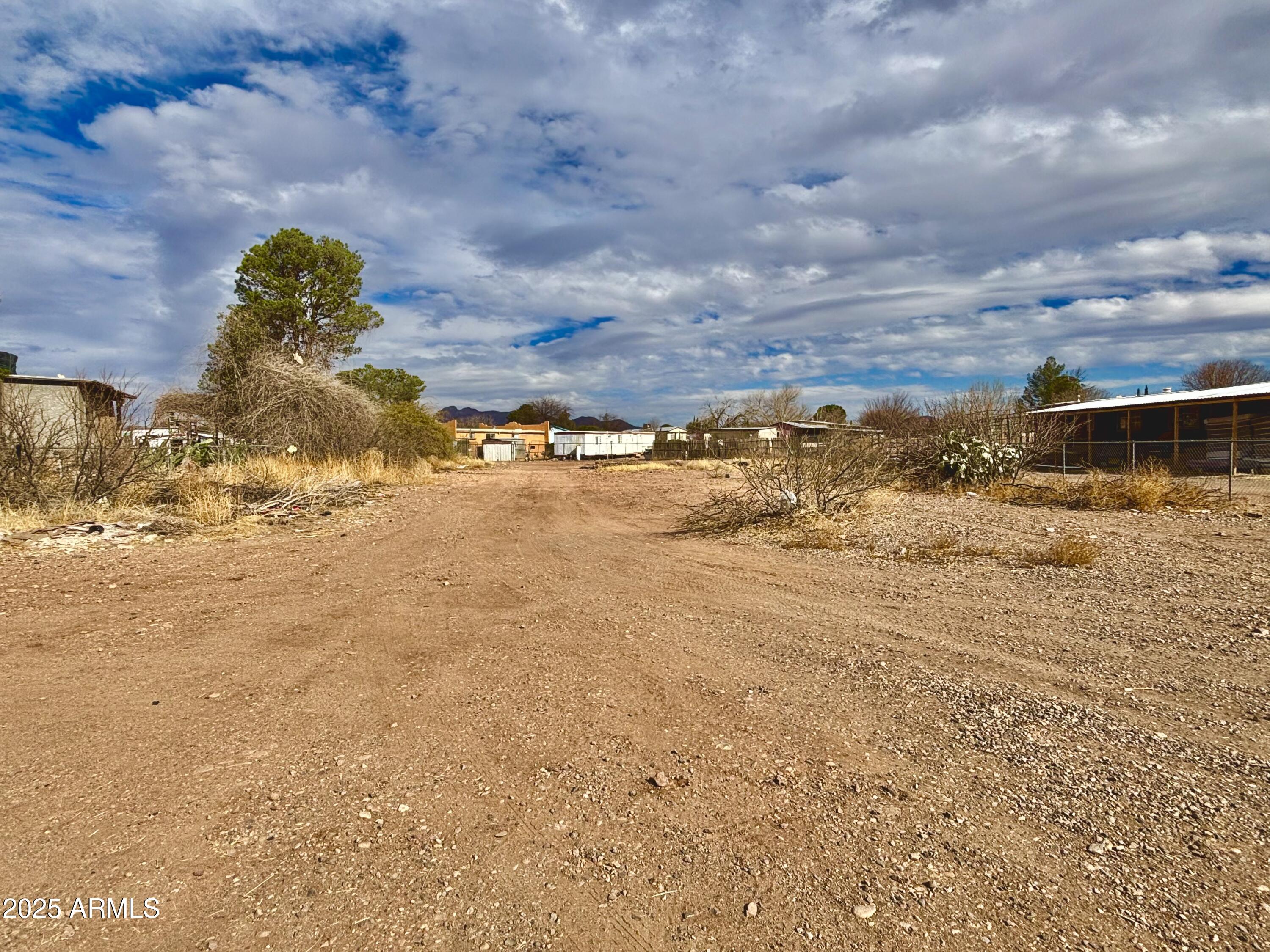 THE PRICE IS REIGHT!!! Stop renting and take this opportunity of a clear vacant lot ready for you to build or bring in your mobile, manufactured home. The community has both types of homes. Along with SUUNYSIDE FIRE DEPARTMENT and a Convenient Store/Bar and Grill. Easy access from the Pan American Highway, close enough to town, yet not in the middle.  (BUYERS make your best OFFER)