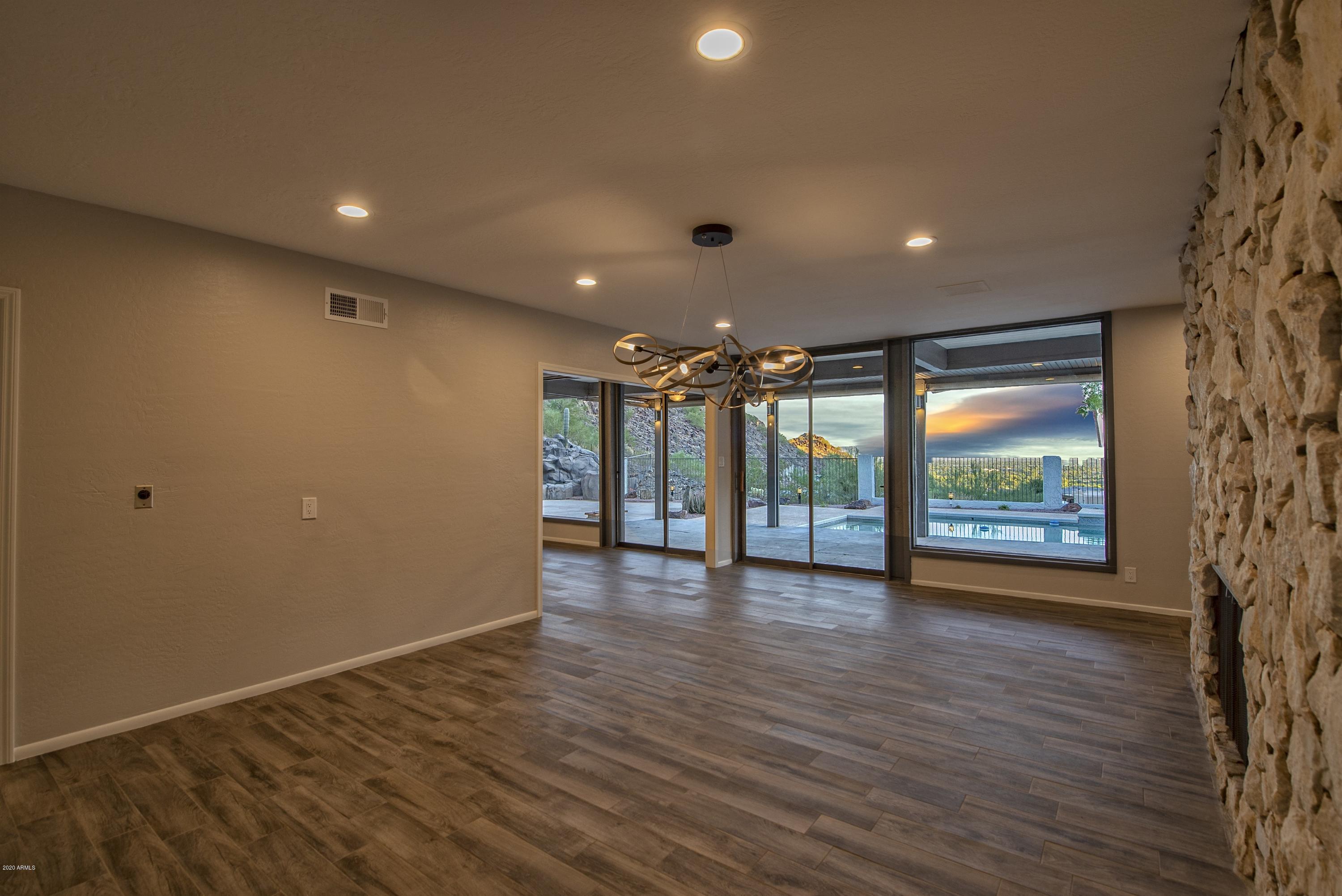 LINCOLN HILLS - Residential