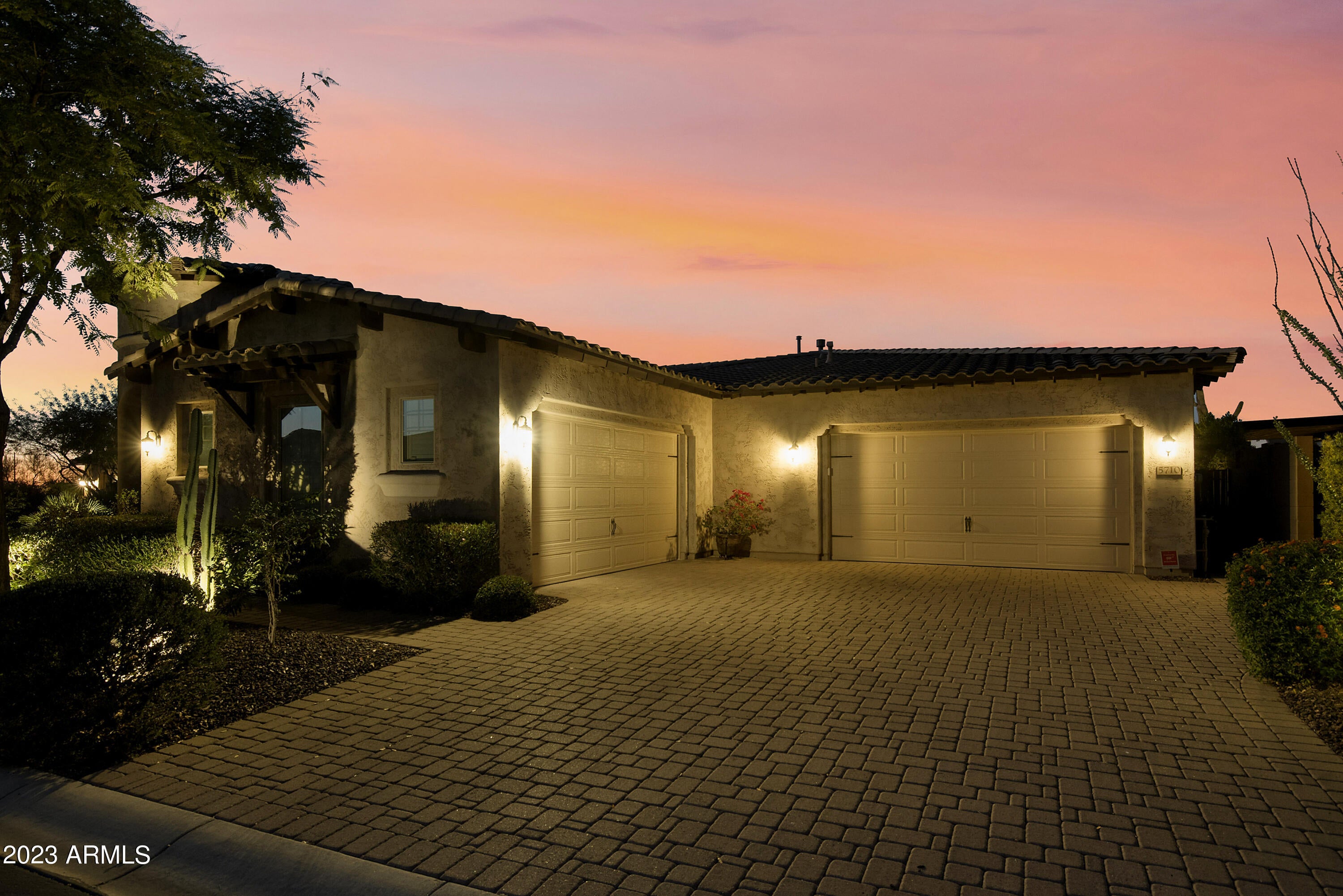 LONE MOUNTAIN - Residential