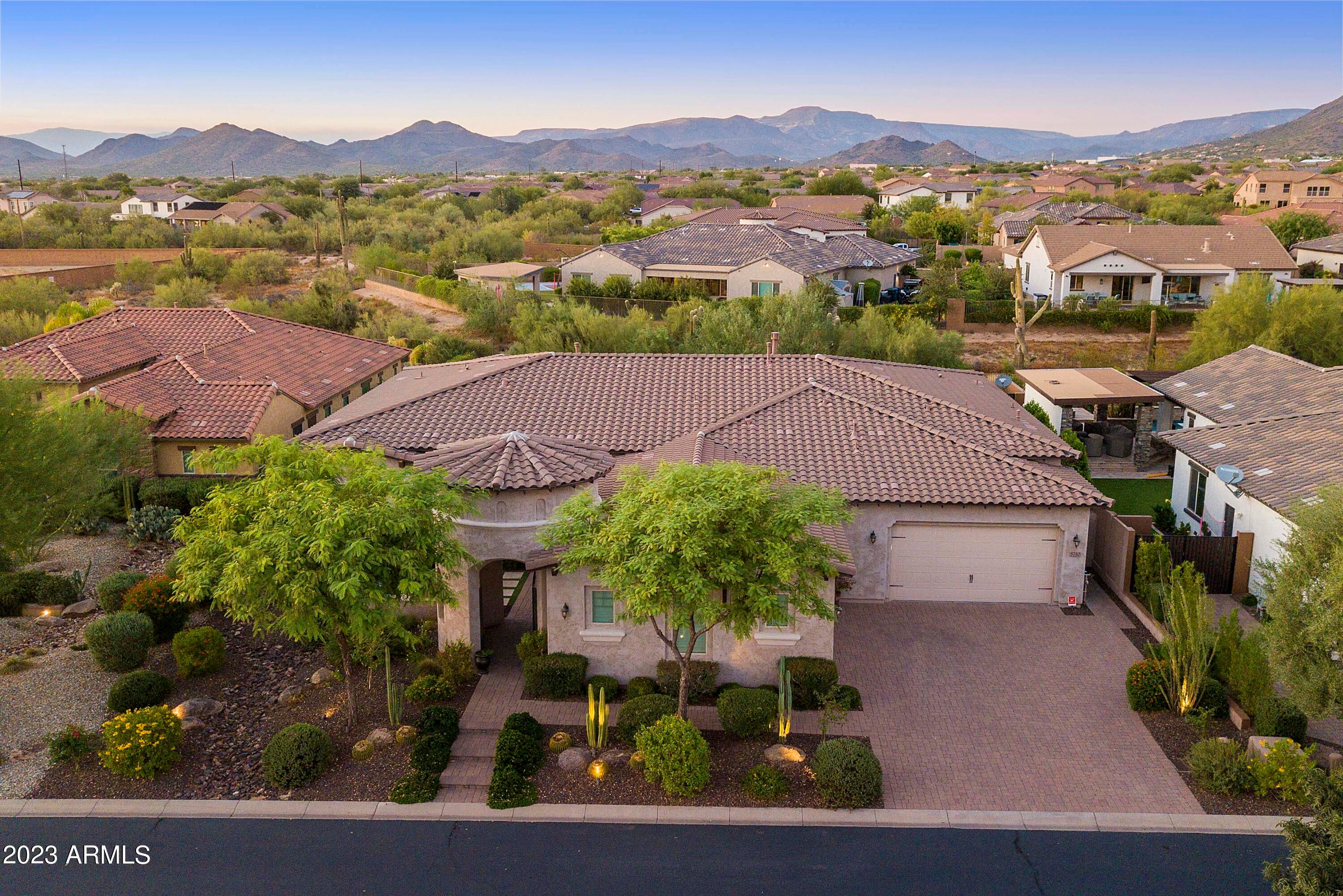 LONE MOUNTAIN - Residential