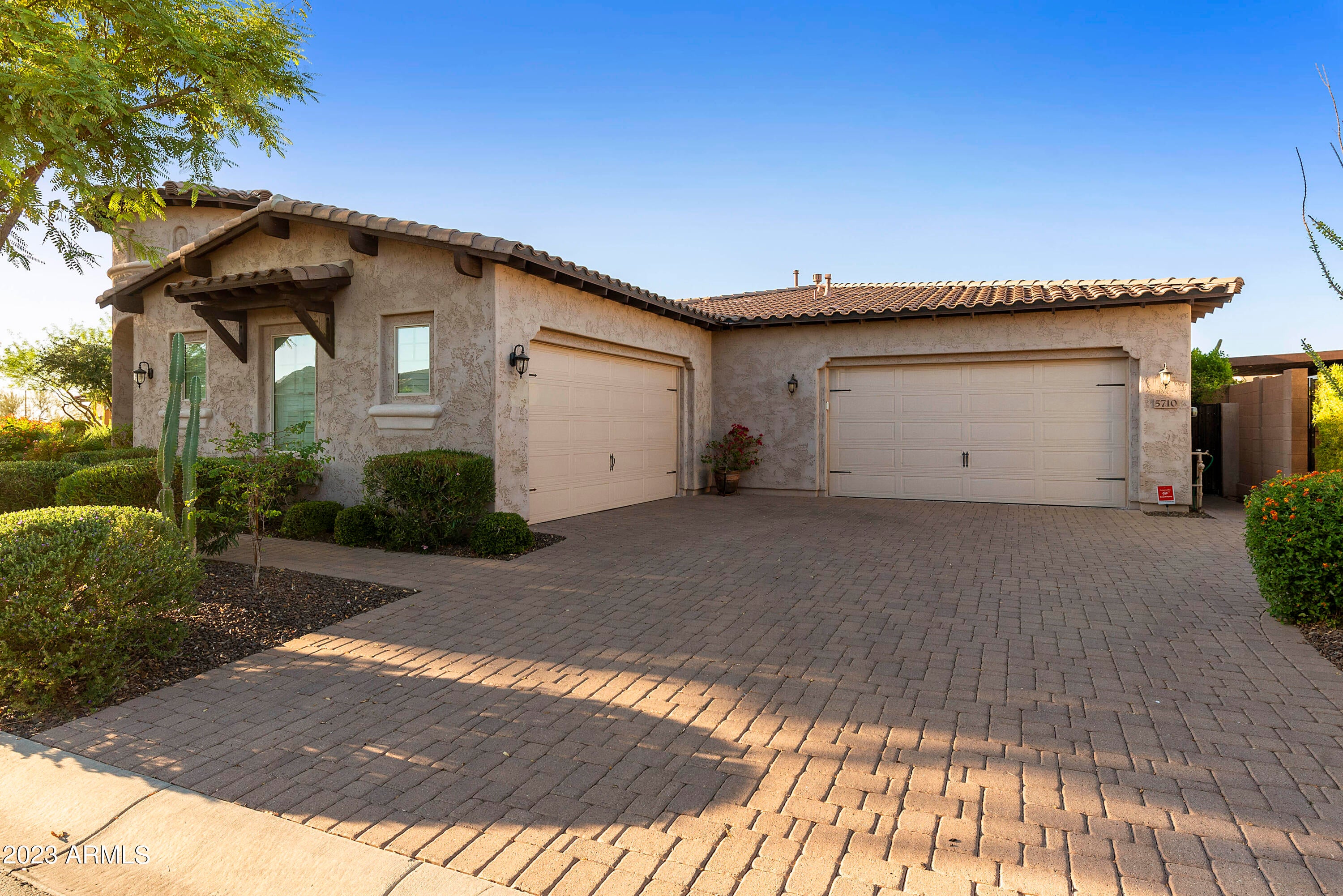 LONE MOUNTAIN - Residential