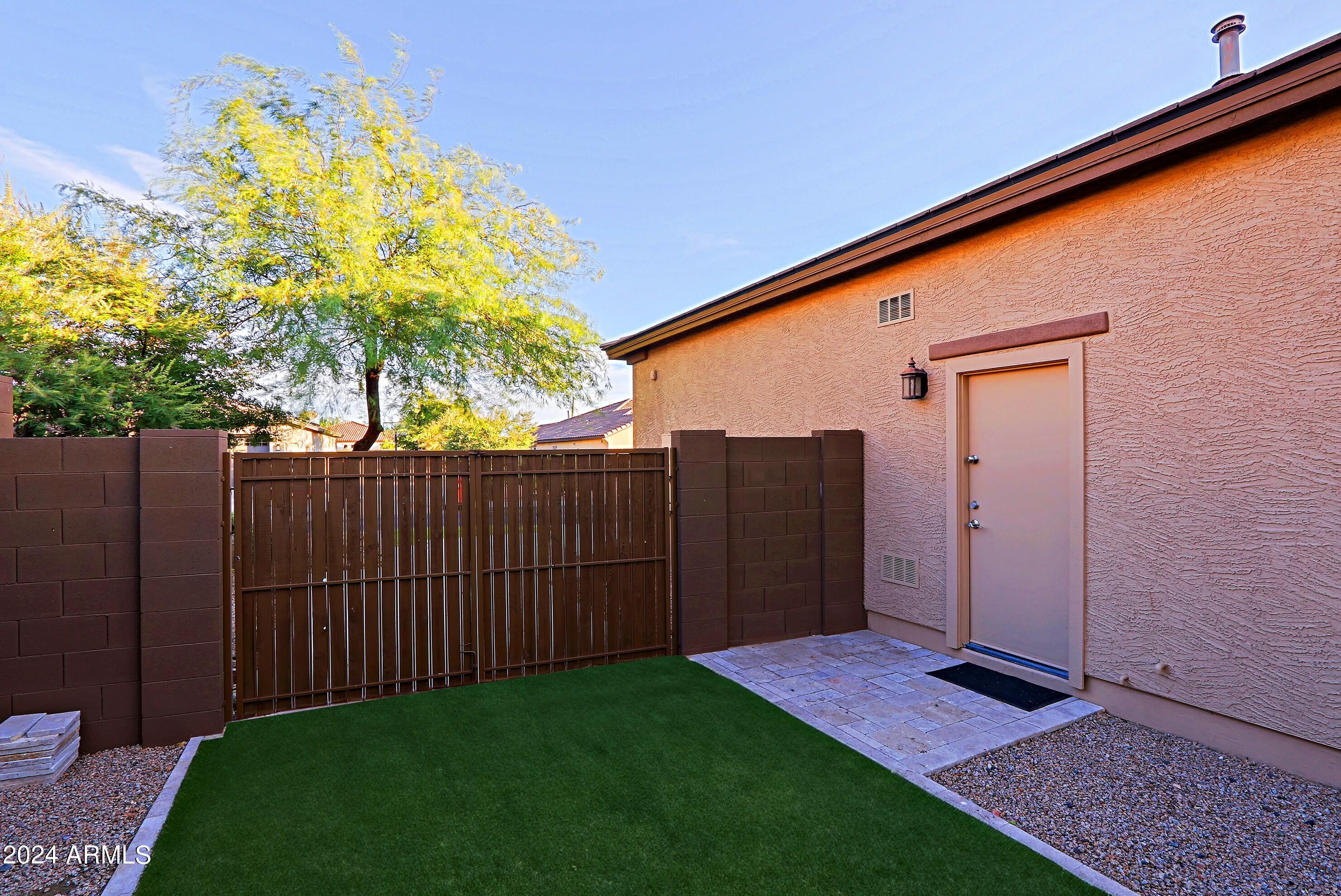 LONE MOUNTAIN - Residential