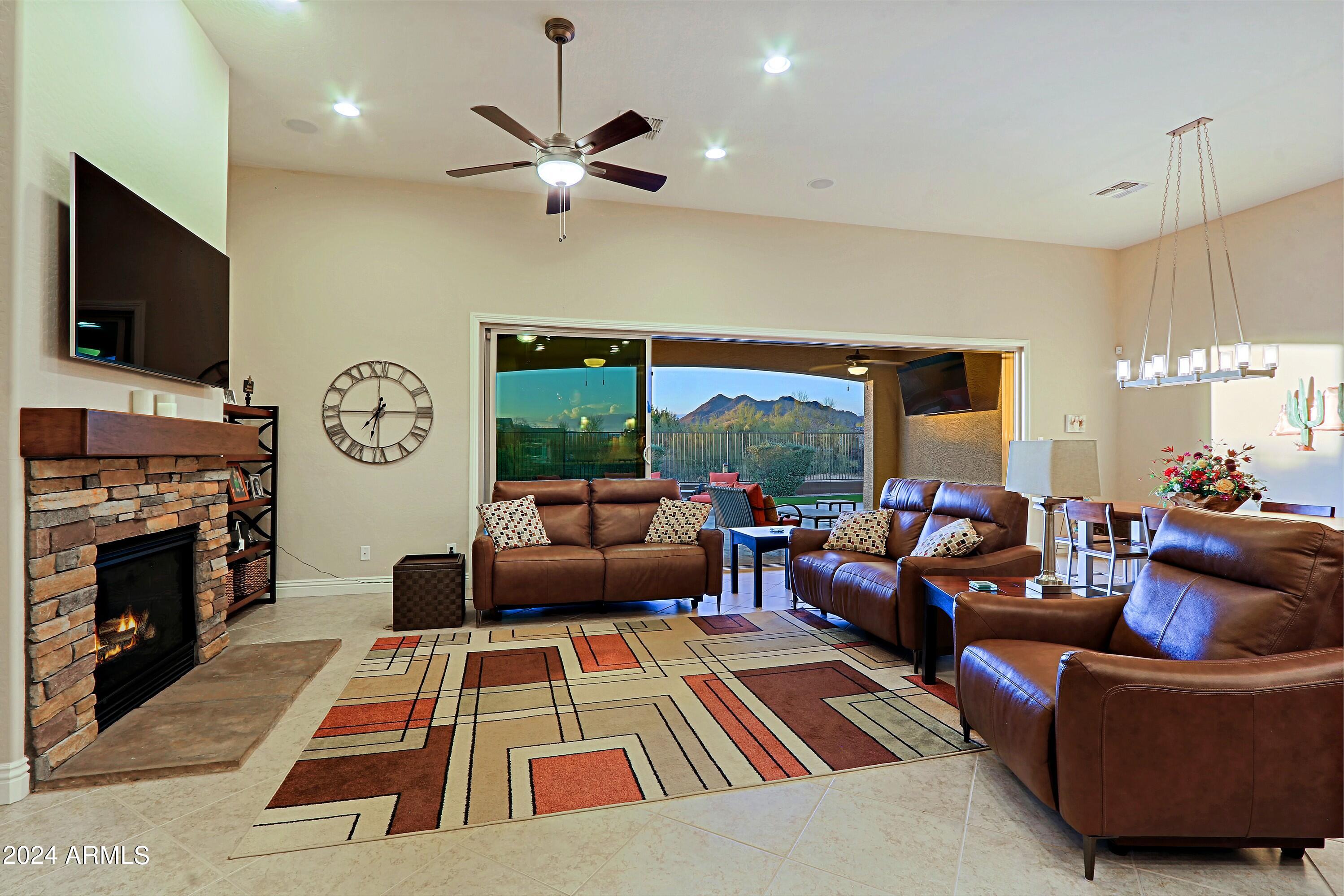 LONE MOUNTAIN - Residential