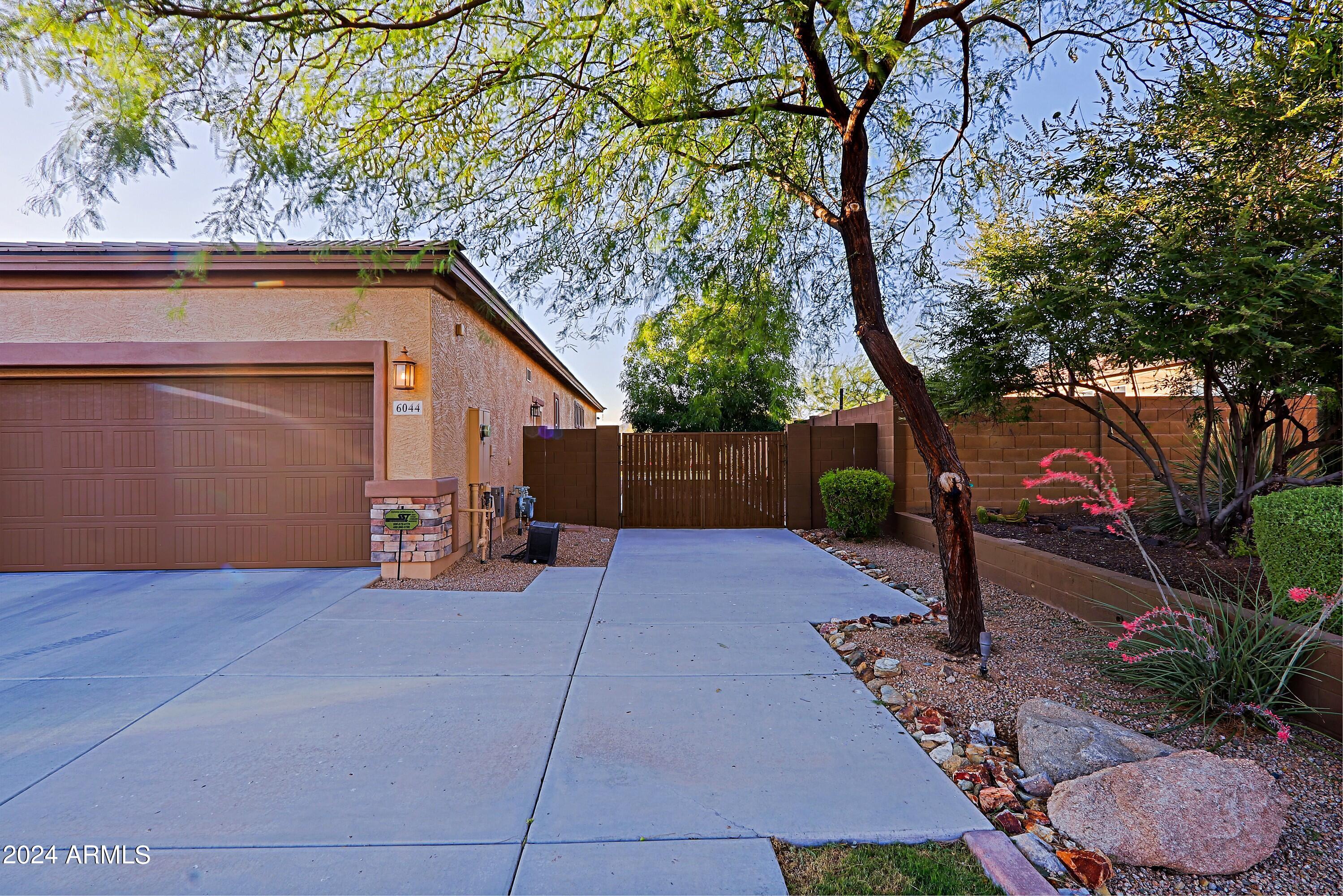 LONE MOUNTAIN - Residential