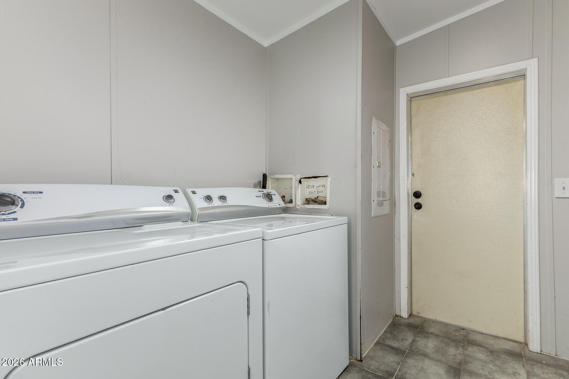 COM @ SW COR OF SEC 8-3S-9E TH N-50 TH E-644.86 TH - Residential