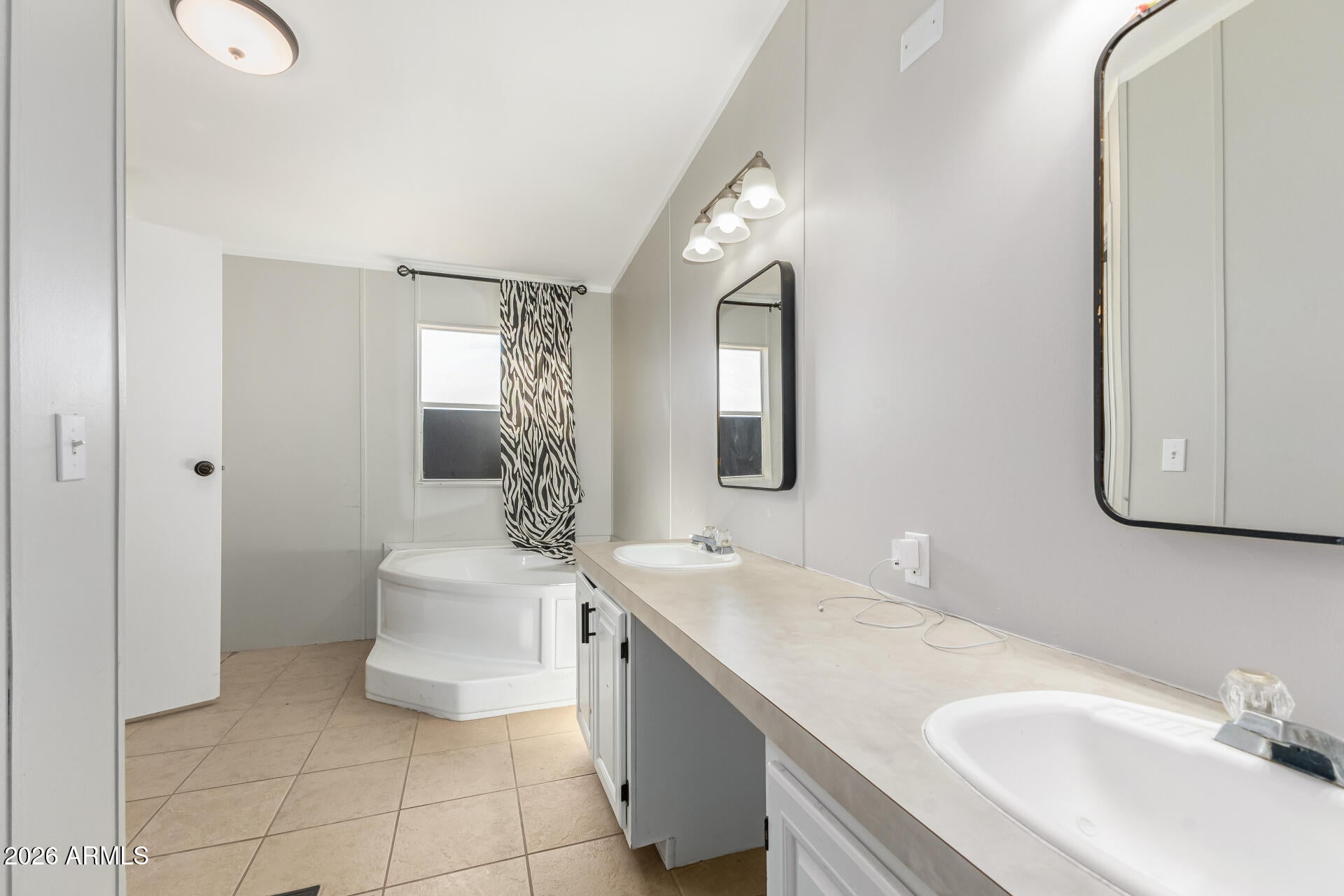 COM @ SW COR OF SEC 8-3S-9E TH N-50 TH E-644.86 TH - Residential