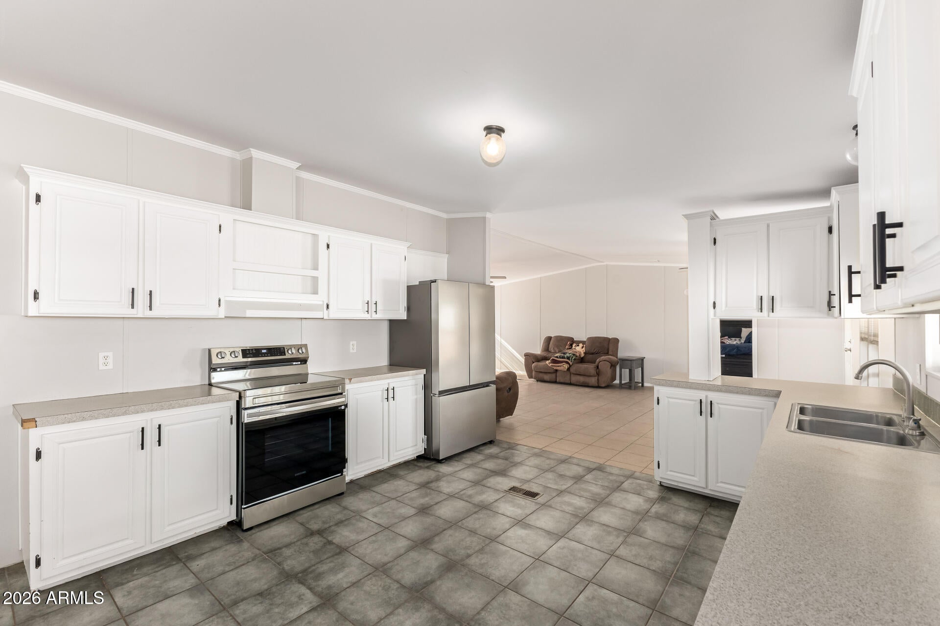 COM @ SW COR OF SEC 8-3S-9E TH N-50 TH E-644.86 TH - Residential