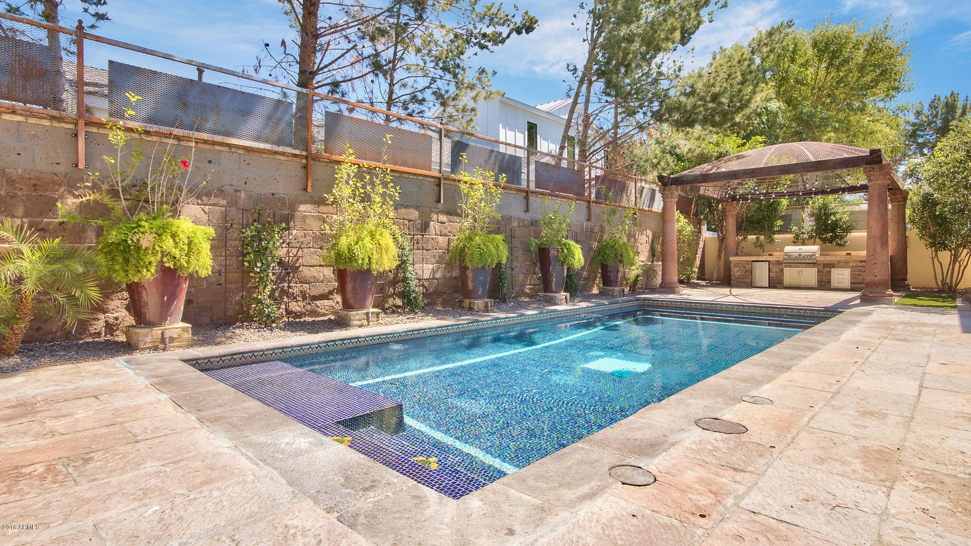 SUSIE'S CIRCLE - Residential
