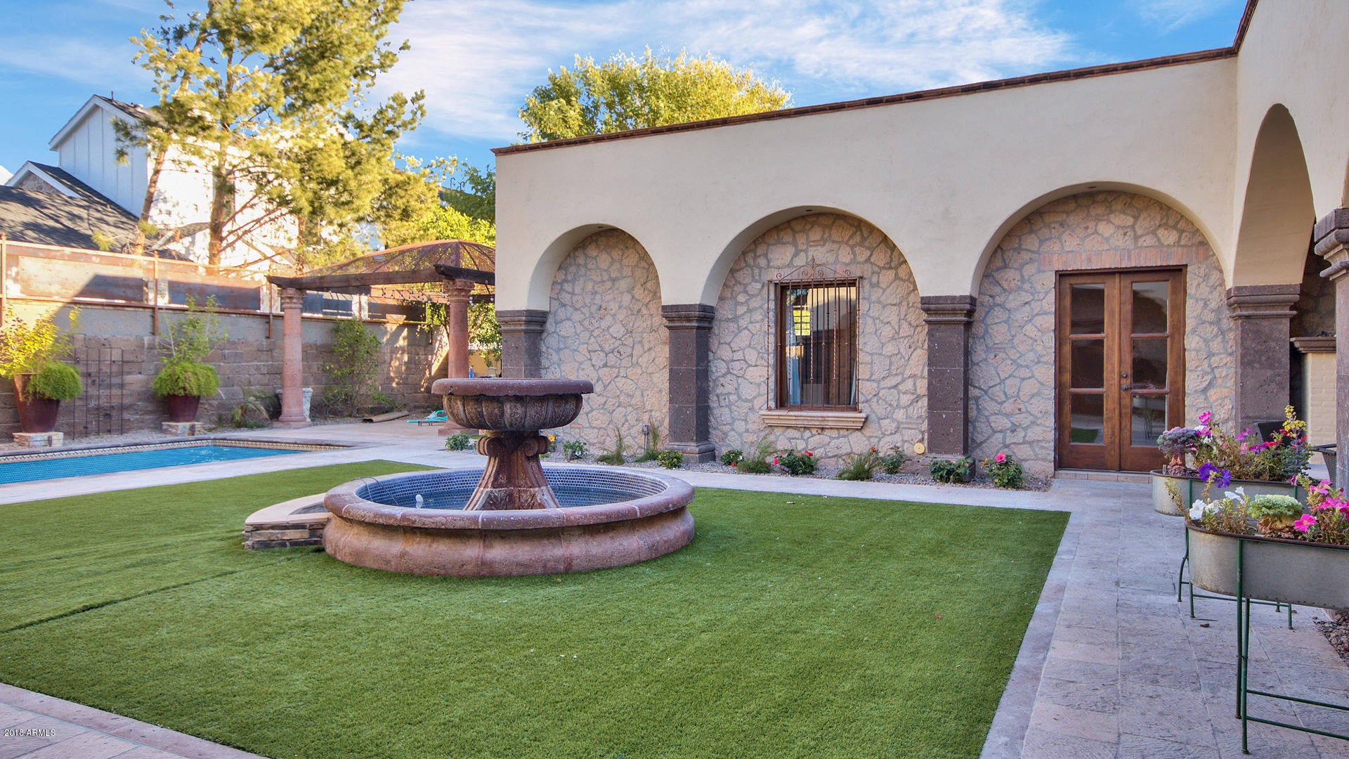 SUSIE'S CIRCLE - Residential