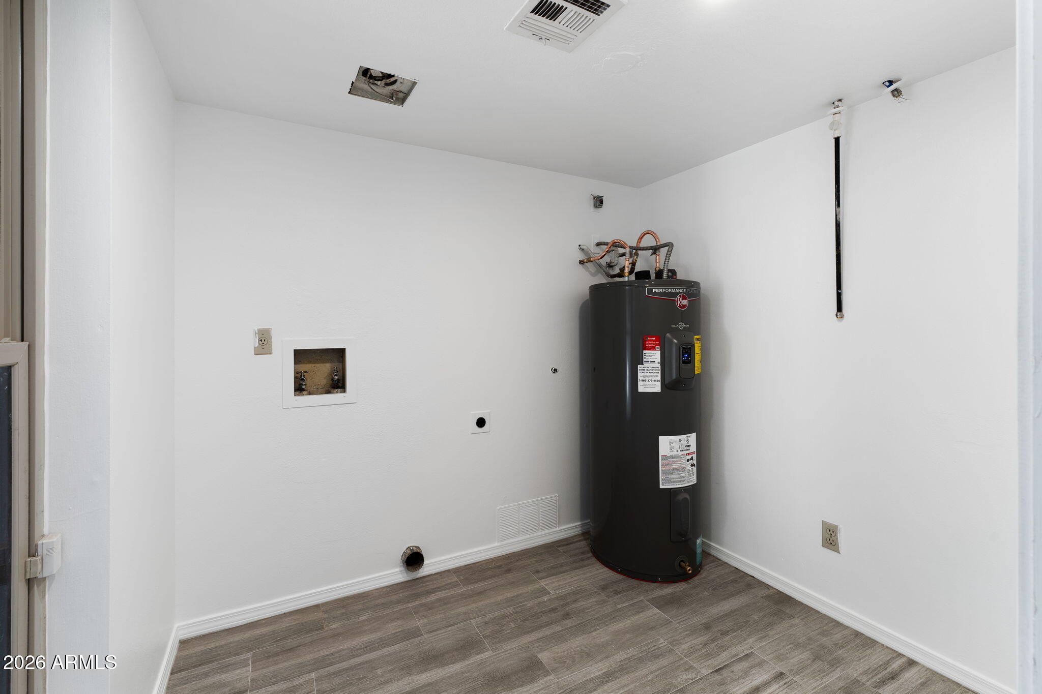 4.754 Acers / 207,084 sq ft  Subdividing possible!! 
S15 T1N R8E - Residential