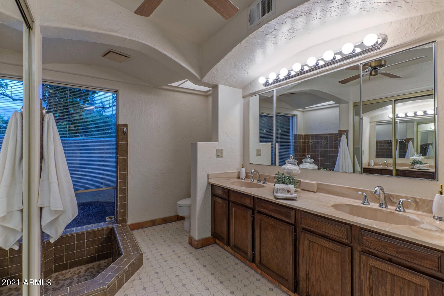 LA TIERRA ESTATES AMD - Residential