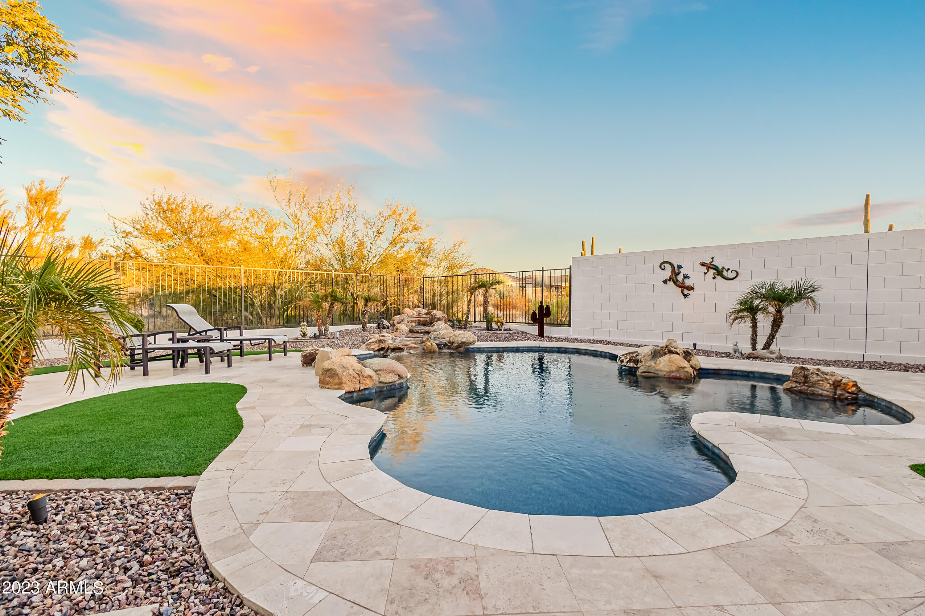 LONE MOUNTAIN - Residential