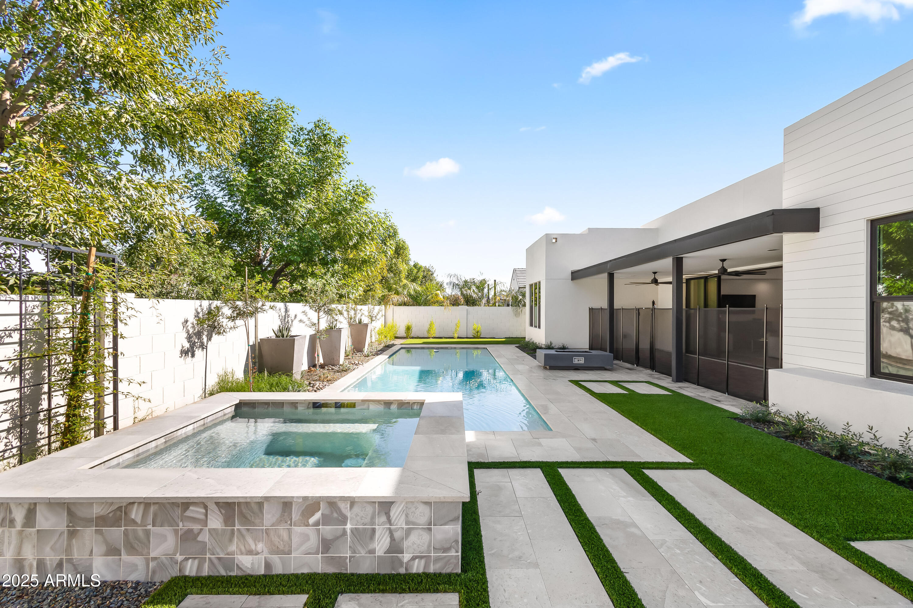 ROYAL PALMS 2 - Residential