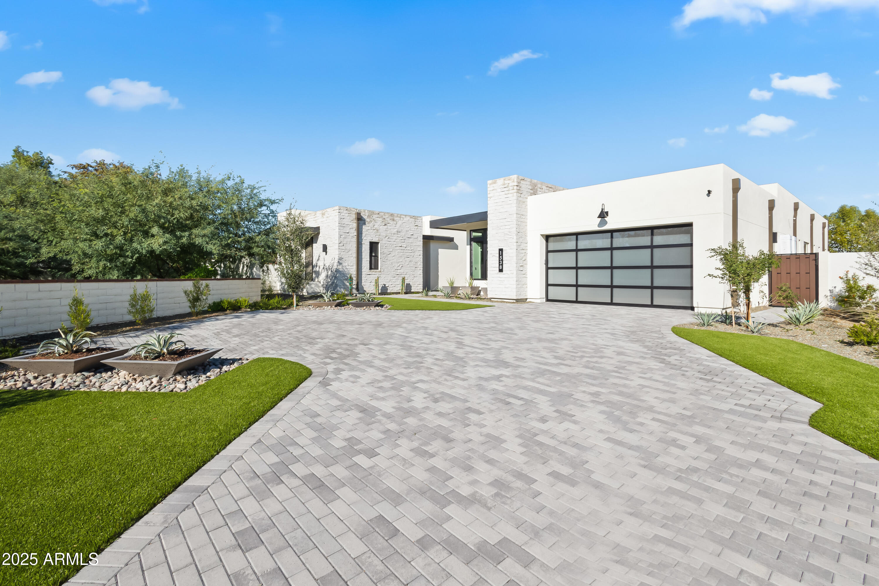 ROYAL PALMS 2 - Residential