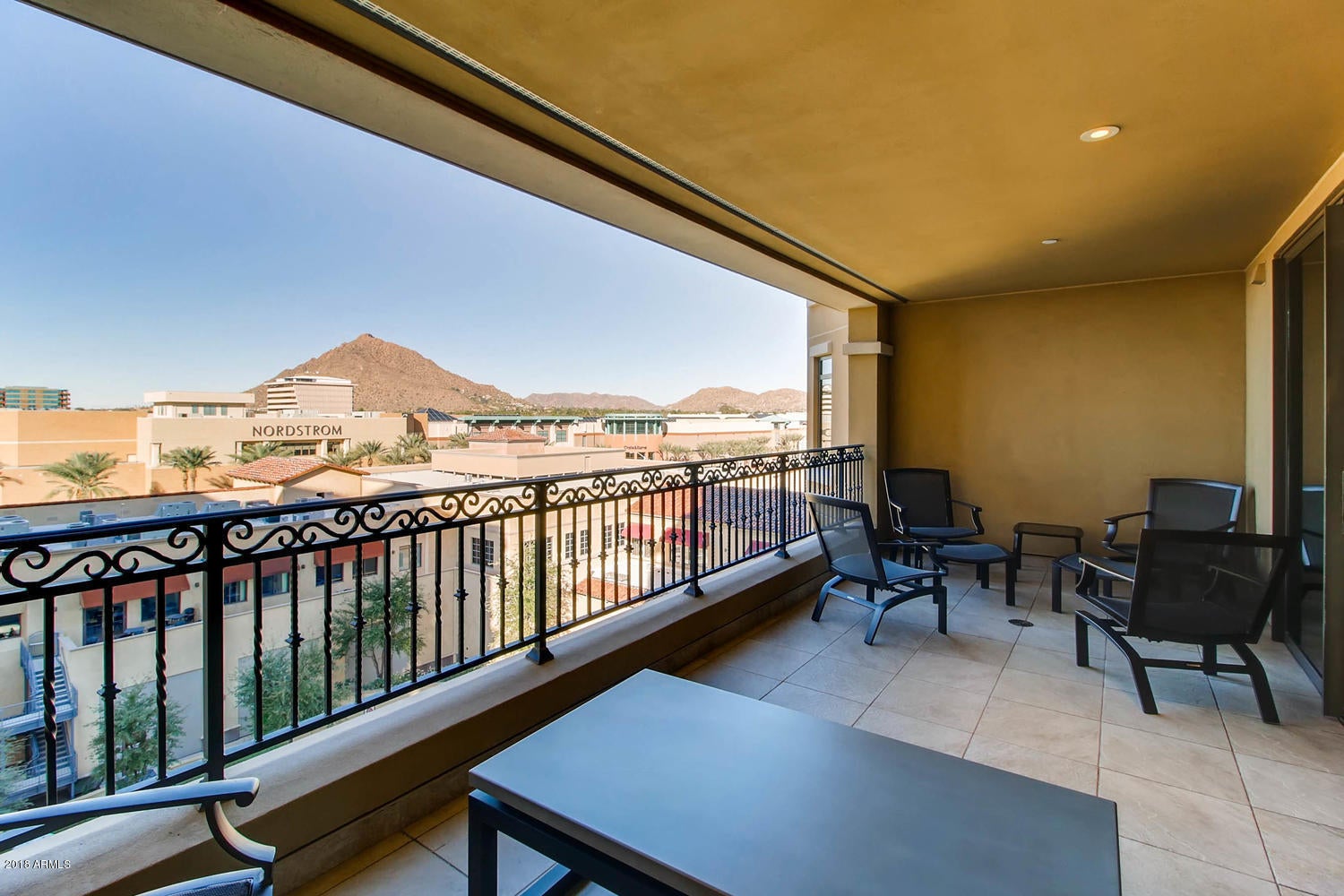 SCOTTSDALE WATERFRONT - Residential