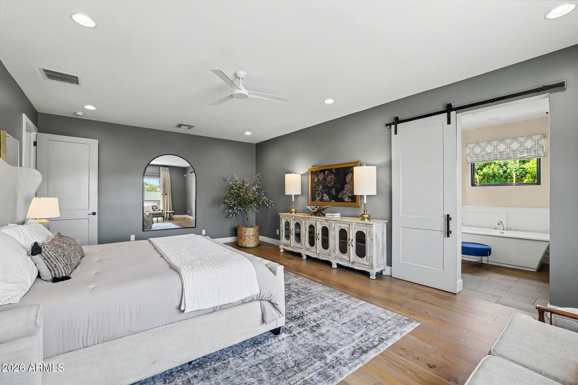 LONG MANOR - Residential