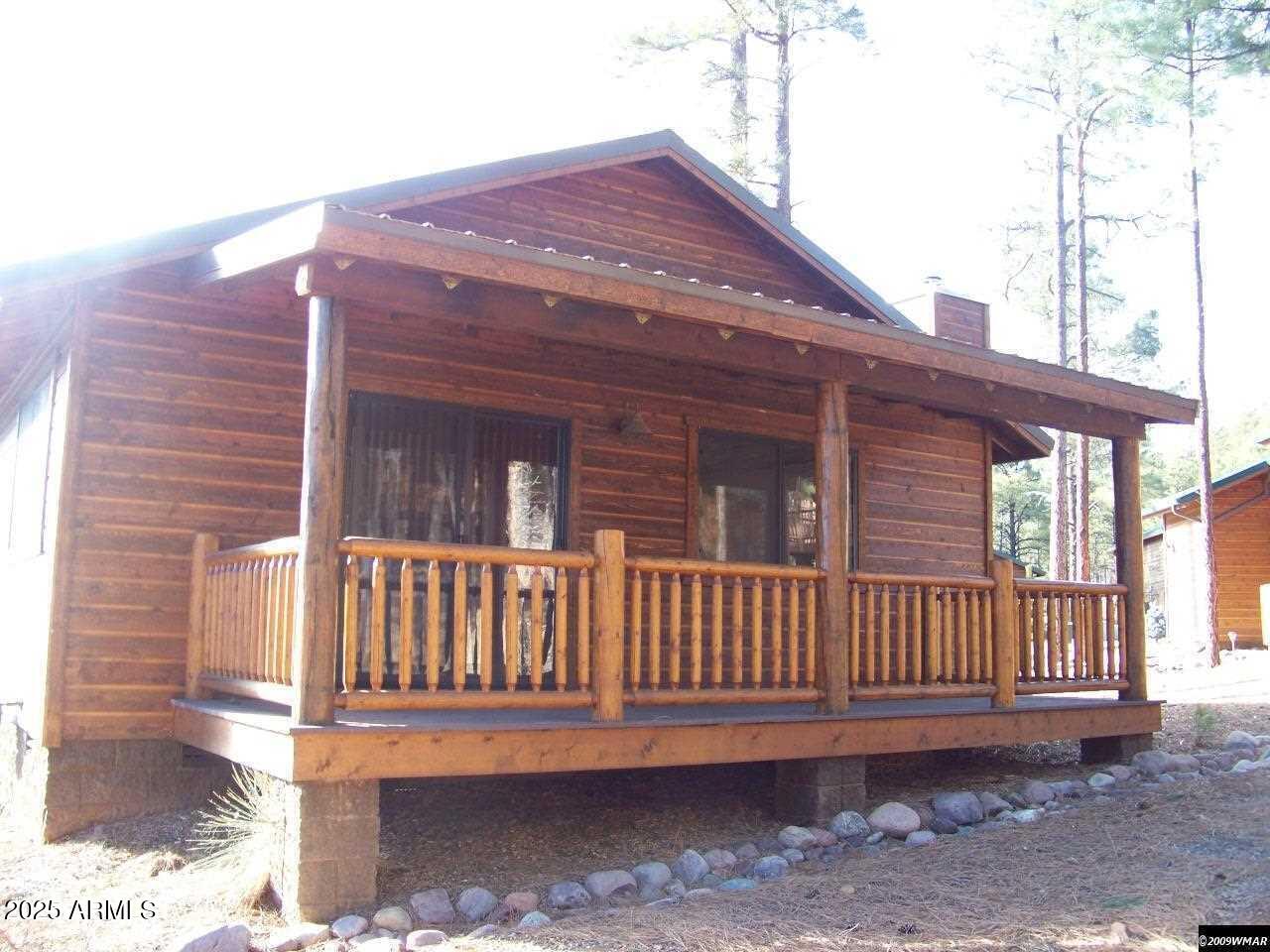 Mountain getaway in the heart of Show Low Az. Large gas fireplace is the center piece of the living room. Beautiful vaulted ceilings with T & G ceilings. Cozy breakfast area has views of the ponderosa pines that fill the yard. Two bedroom with two full baths. Central a/c and heat. Enjoy the wonderful weather from your covered deck! Take the kids for a stroll to the community park with a full playground plus grassy play area! Perfect for picnics and family time!