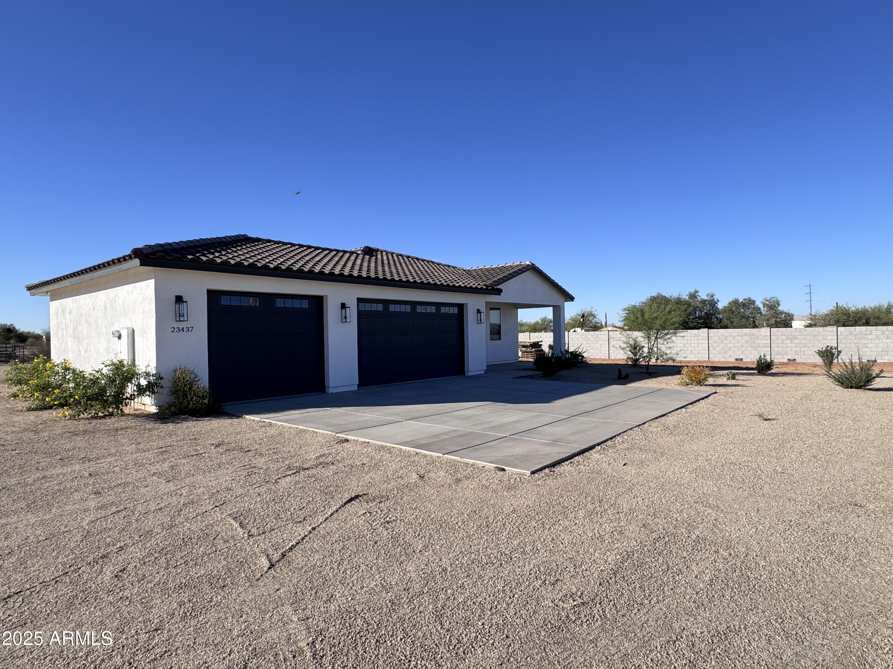 PRICED BELOW APPRAISAL, this new construction home offers modern finishes, generous
space, and stunning desert views. Featuring an open Great Room concept, wood-look tile
floors throughout, white cabinetry, quartz countertops, and a 3-car garage, the home is
situated on 1.25 acres with paved-road access—an ideal combination of comfort, function,
and setting.
