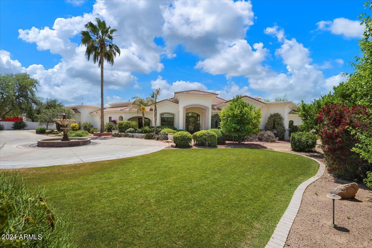 Experience stately real estate in the heart of Paradise Valley.