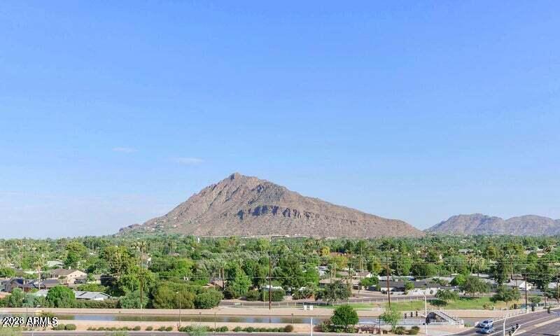 CAMELBACK HOUSE - Residential