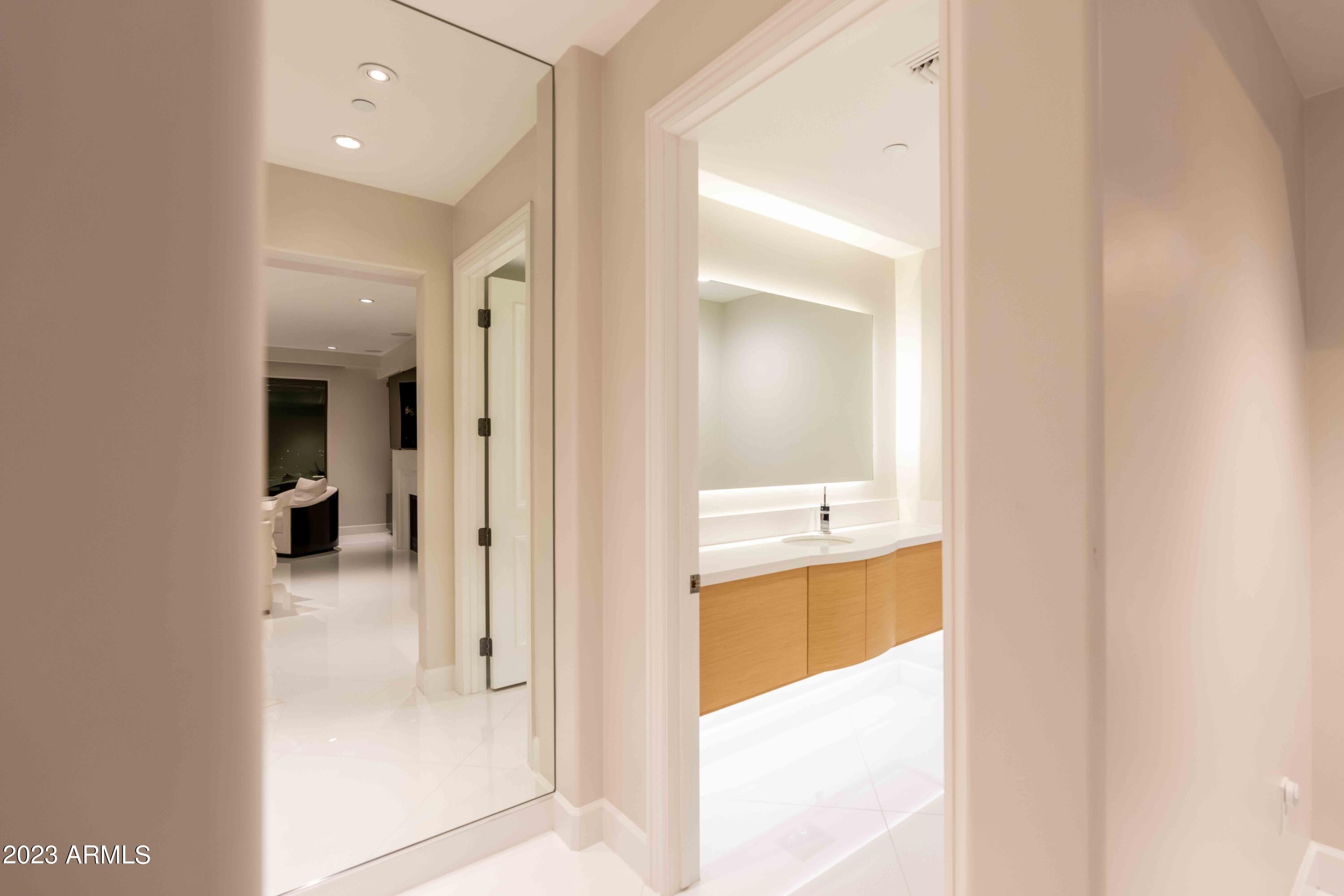 SCOTTSDALE WATERFRONT RESIDENCES - Residential
