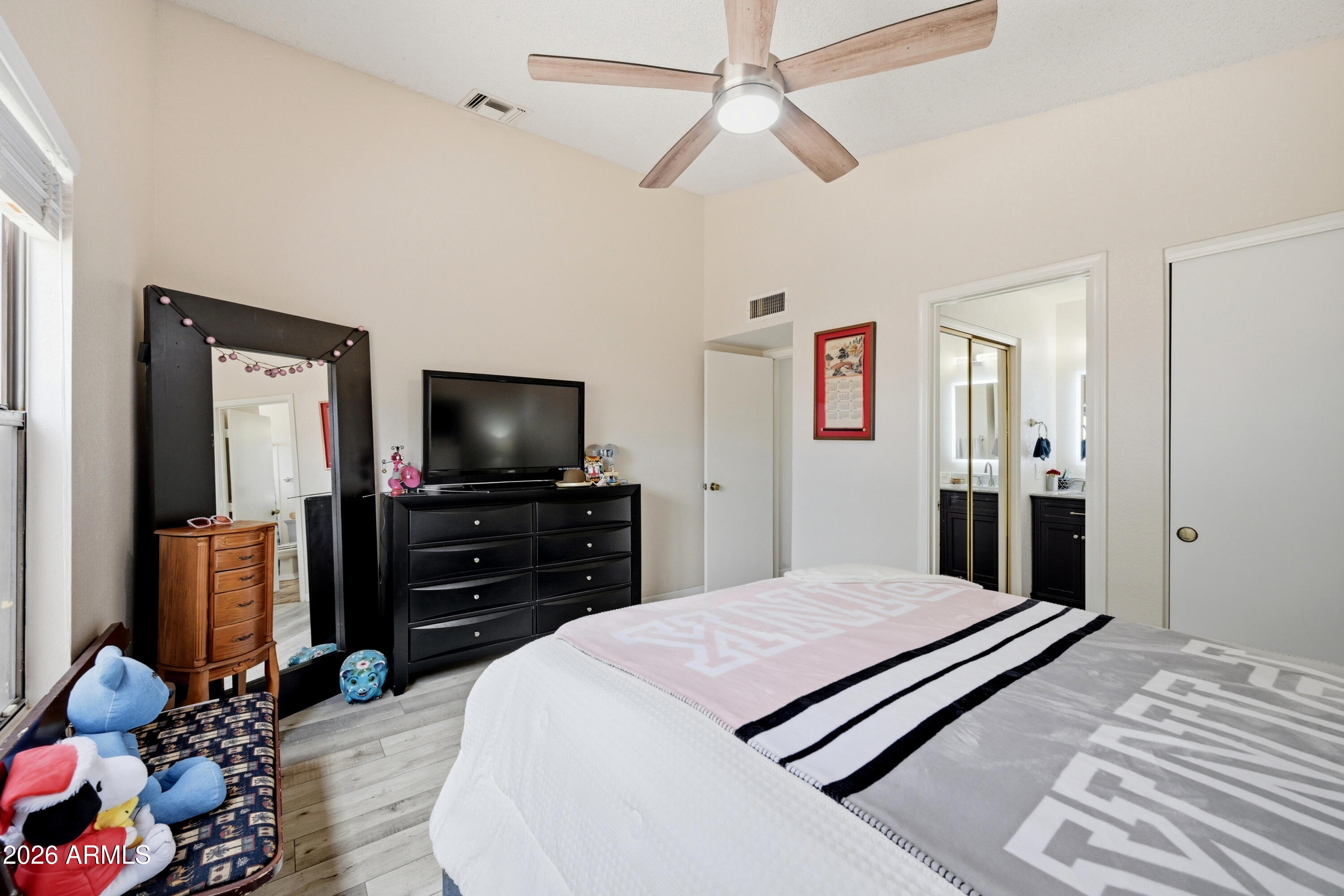 COUNTRY HOLLOW - Residential