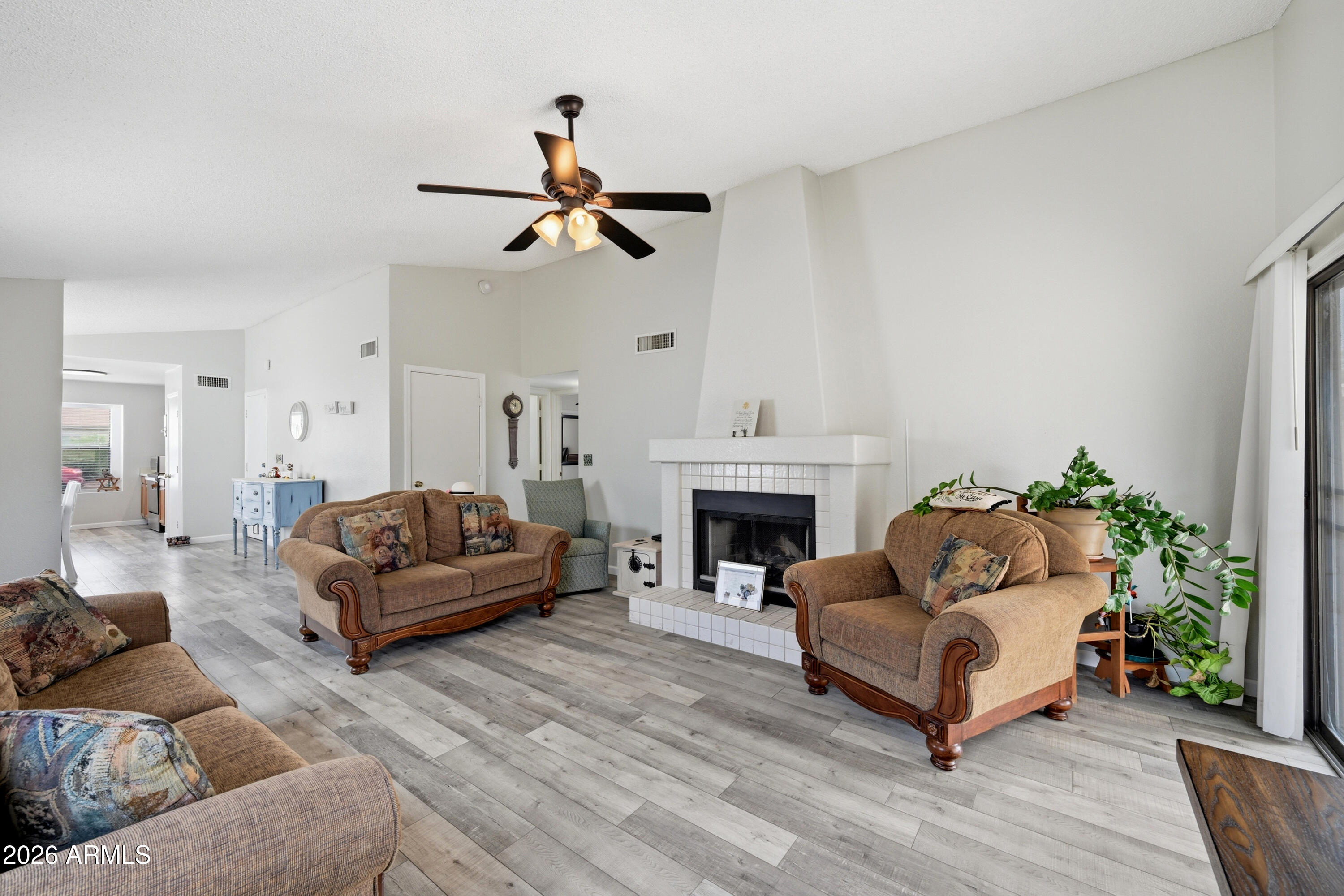 COUNTRY HOLLOW - Residential