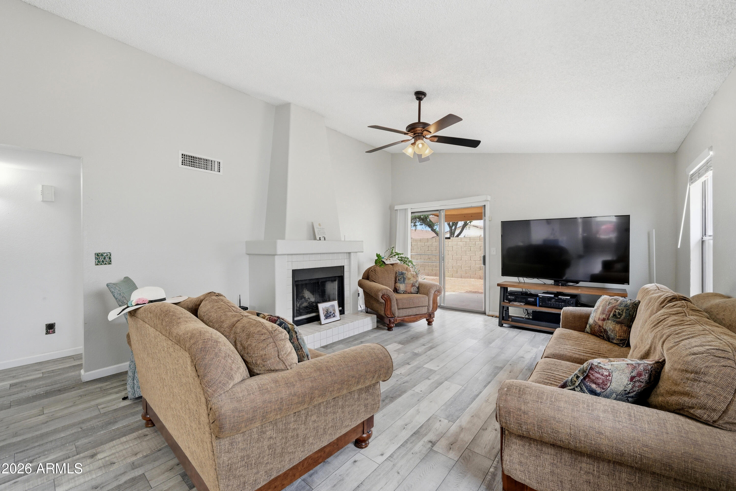 COUNTRY HOLLOW - Residential