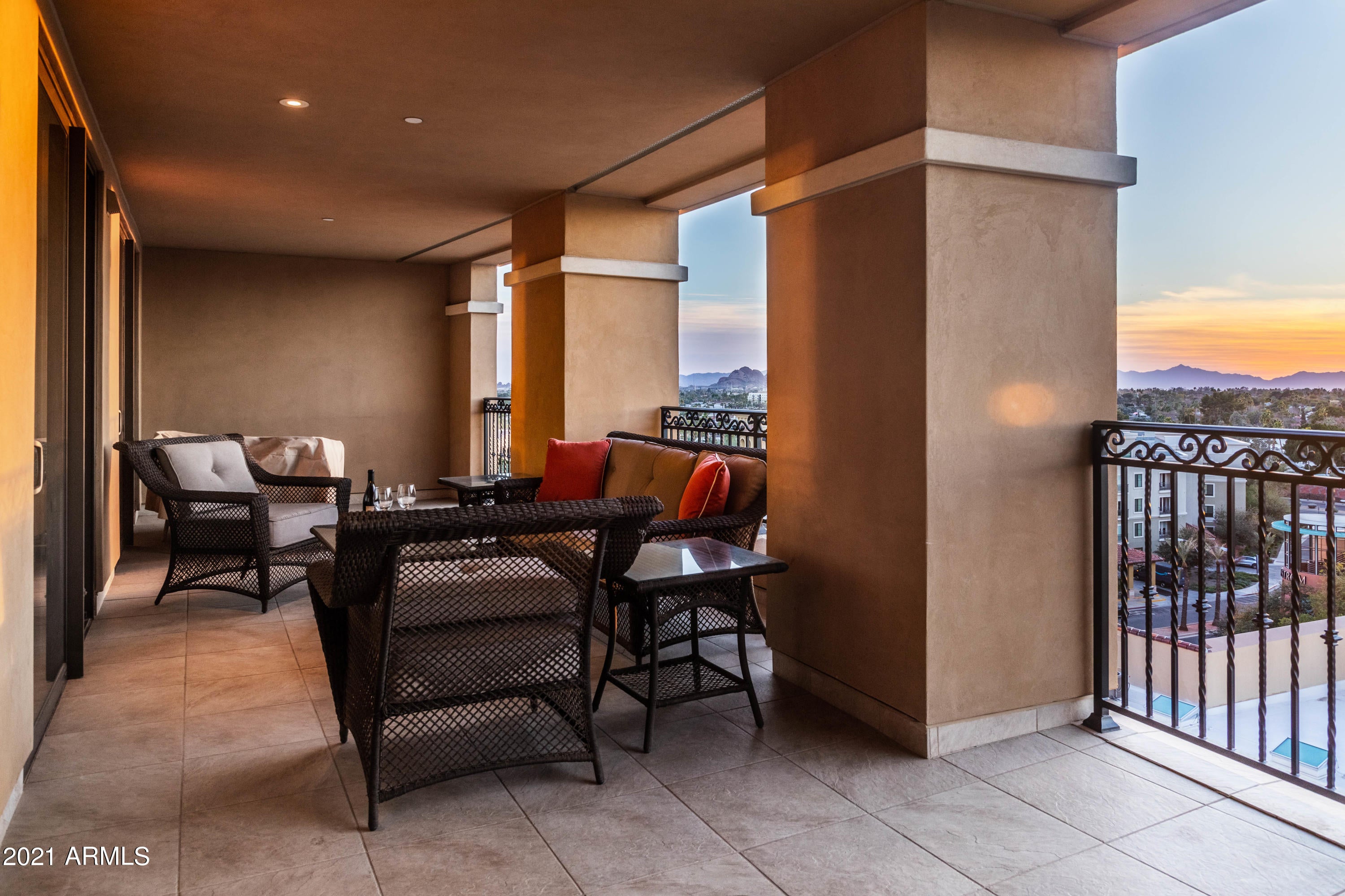 SCOTTSDALE WATERFRONT RESIDENCES - Residential