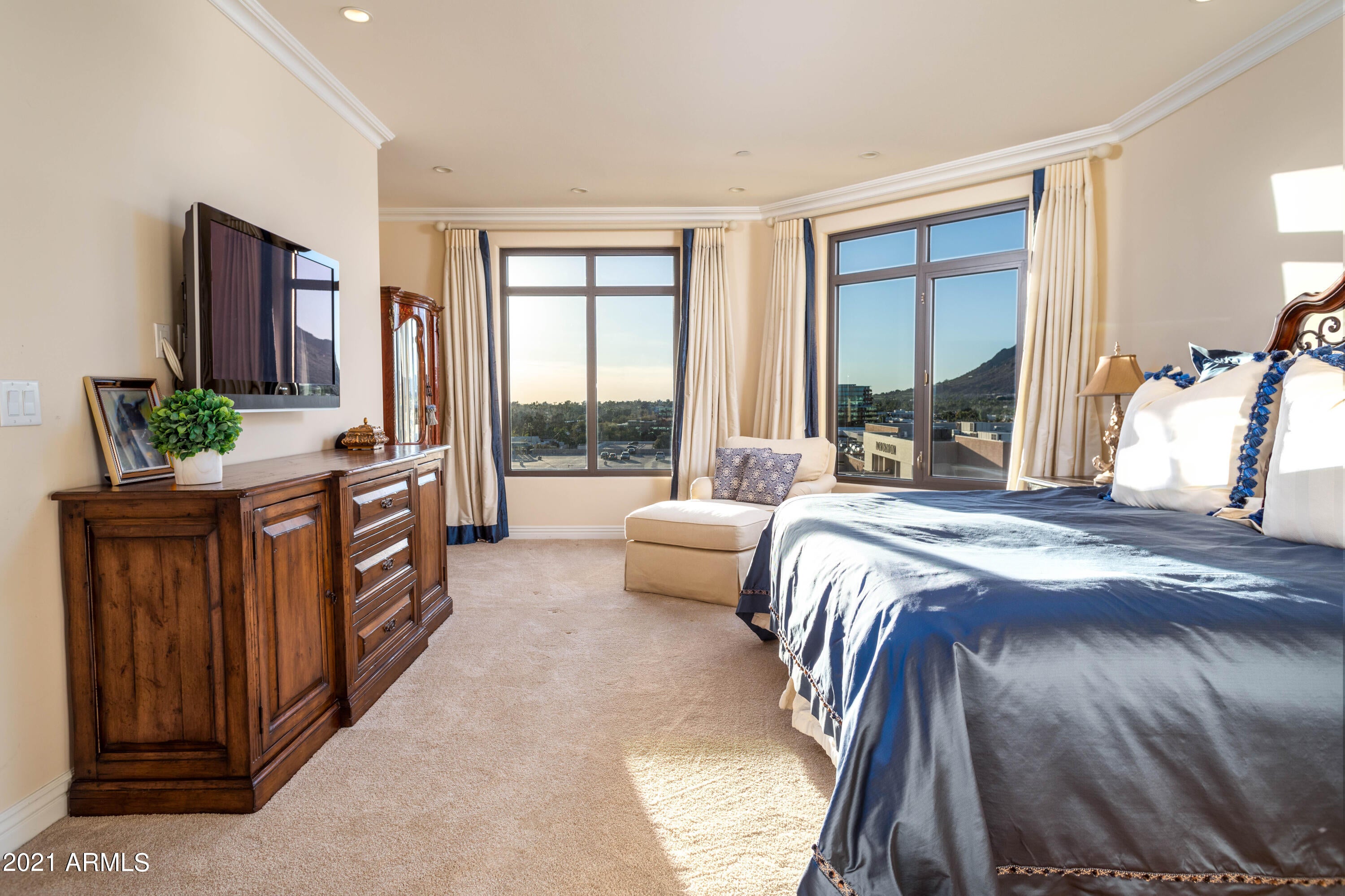 SCOTTSDALE WATERFRONT RESIDENCES - Residential