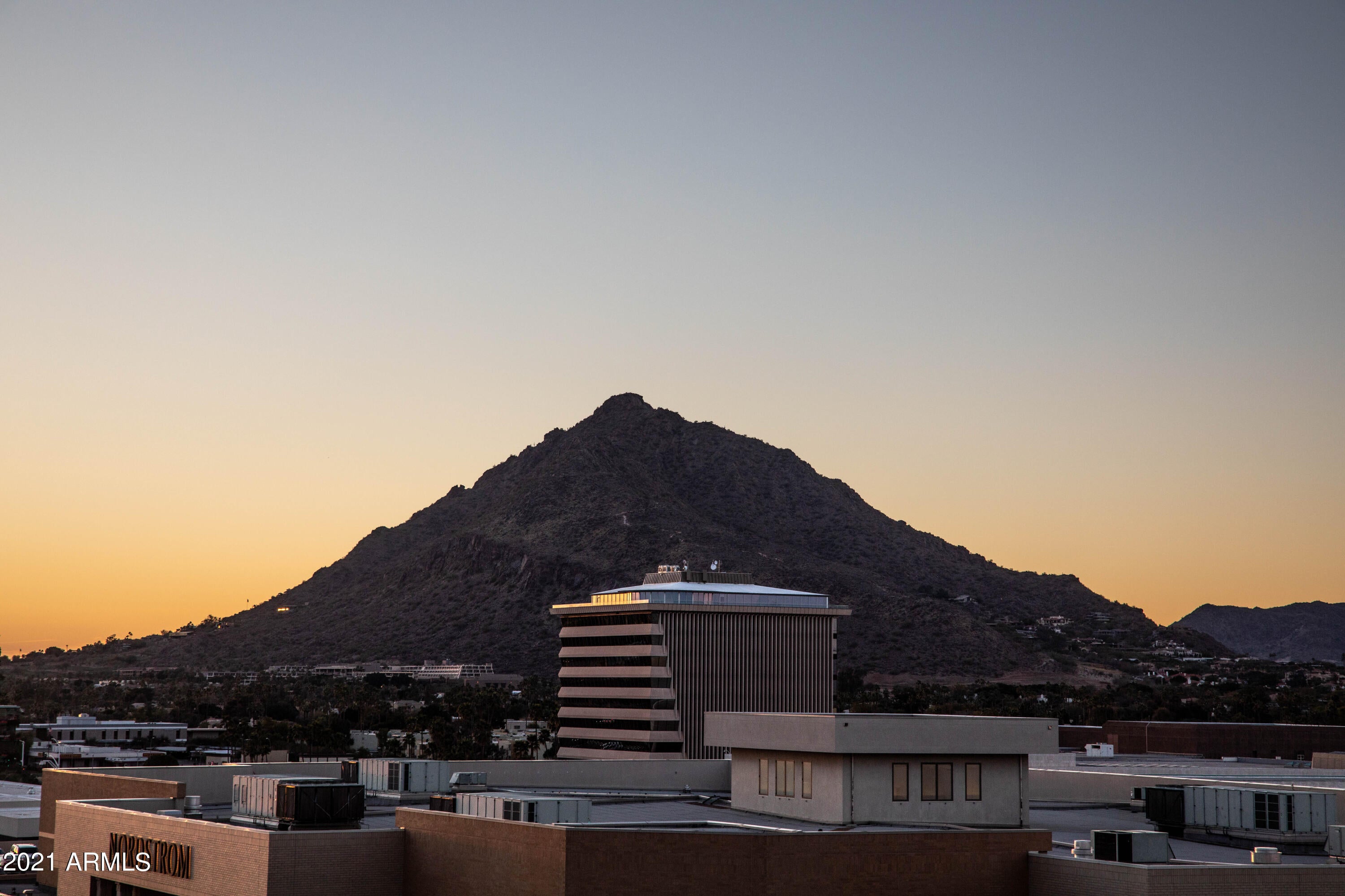 SCOTTSDALE WATERFRONT RESIDENCES - Residential
