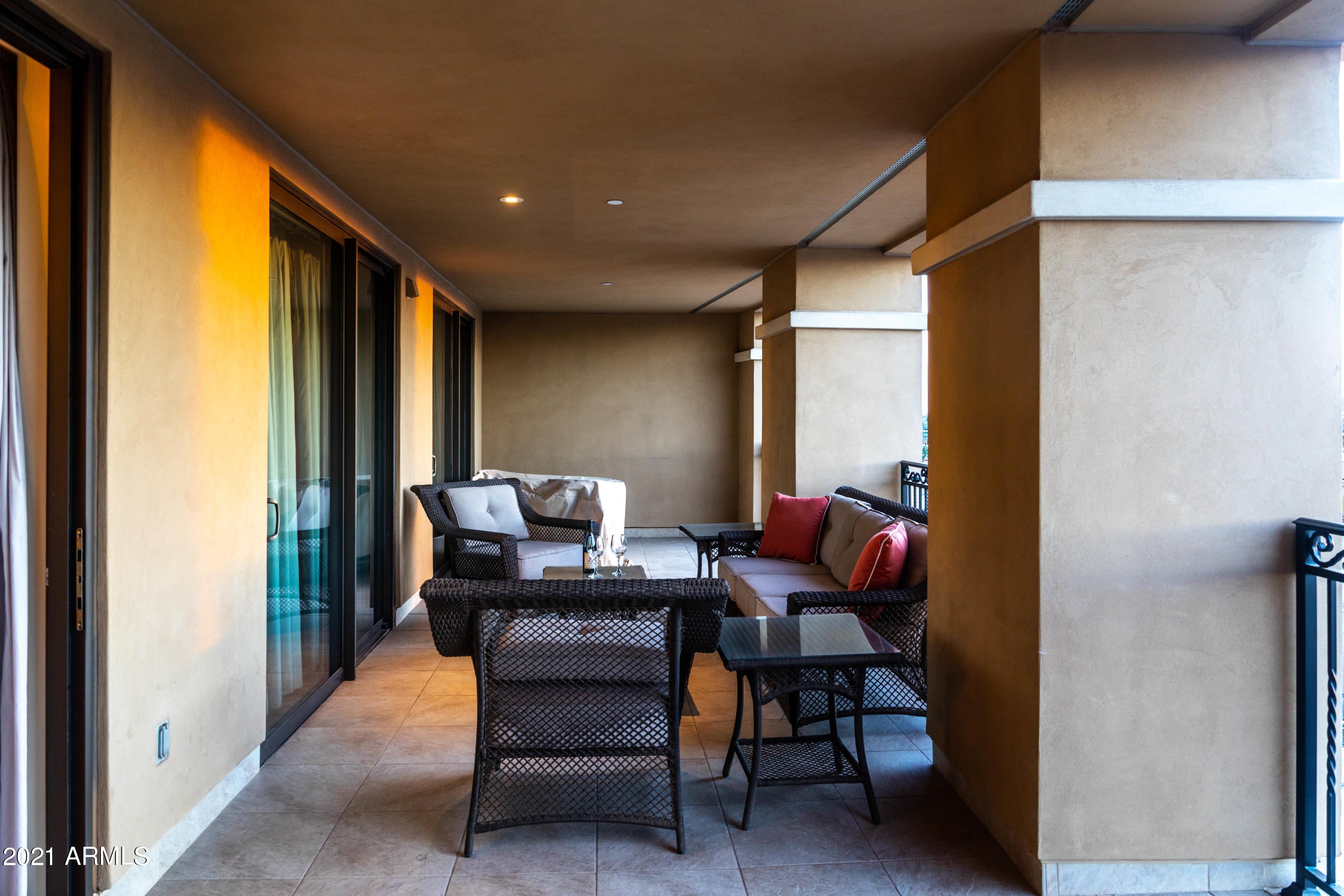 SCOTTSDALE WATERFRONT RESIDENCES - Residential