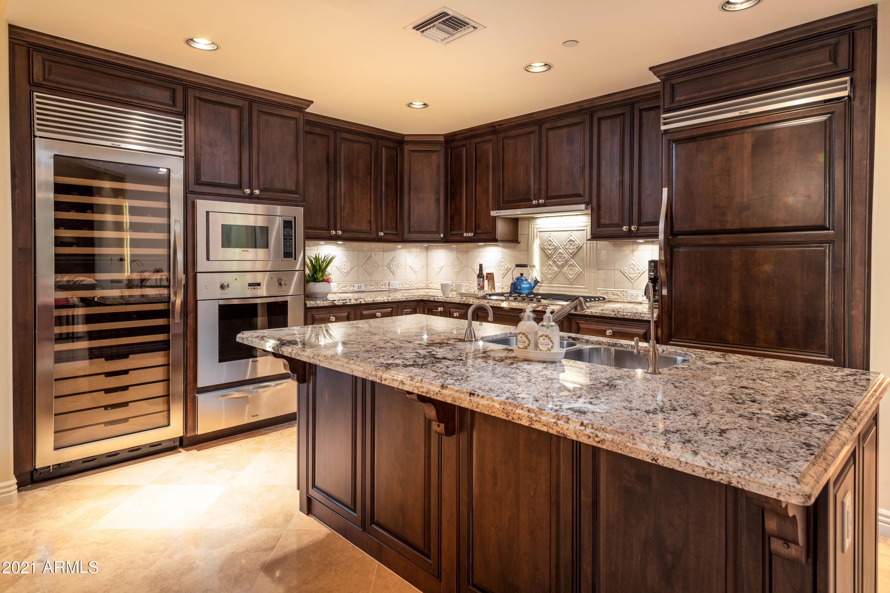 SCOTTSDALE WATERFRONT RESIDENCES - Residential