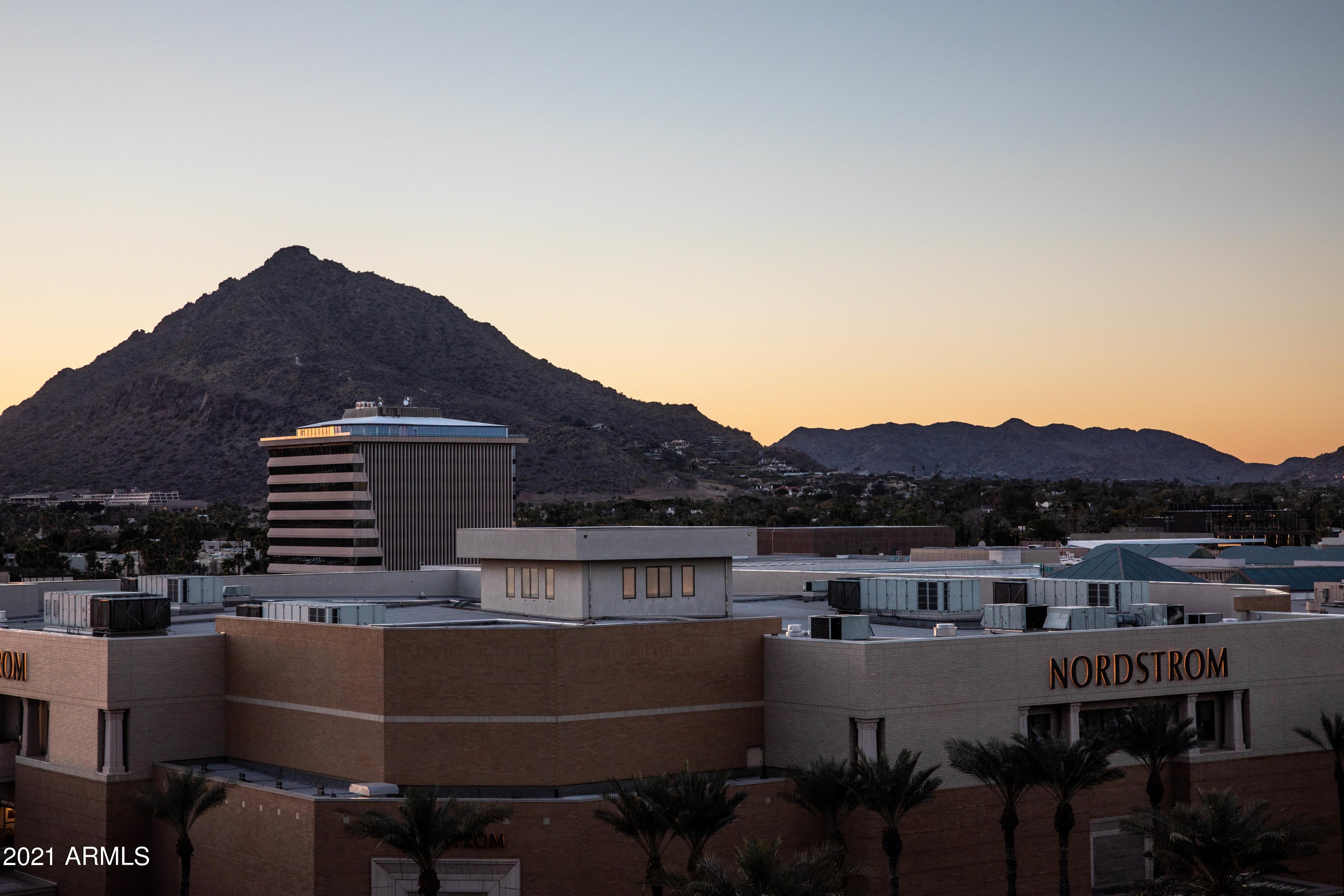SCOTTSDALE WATERFRONT RESIDENCES - Residential