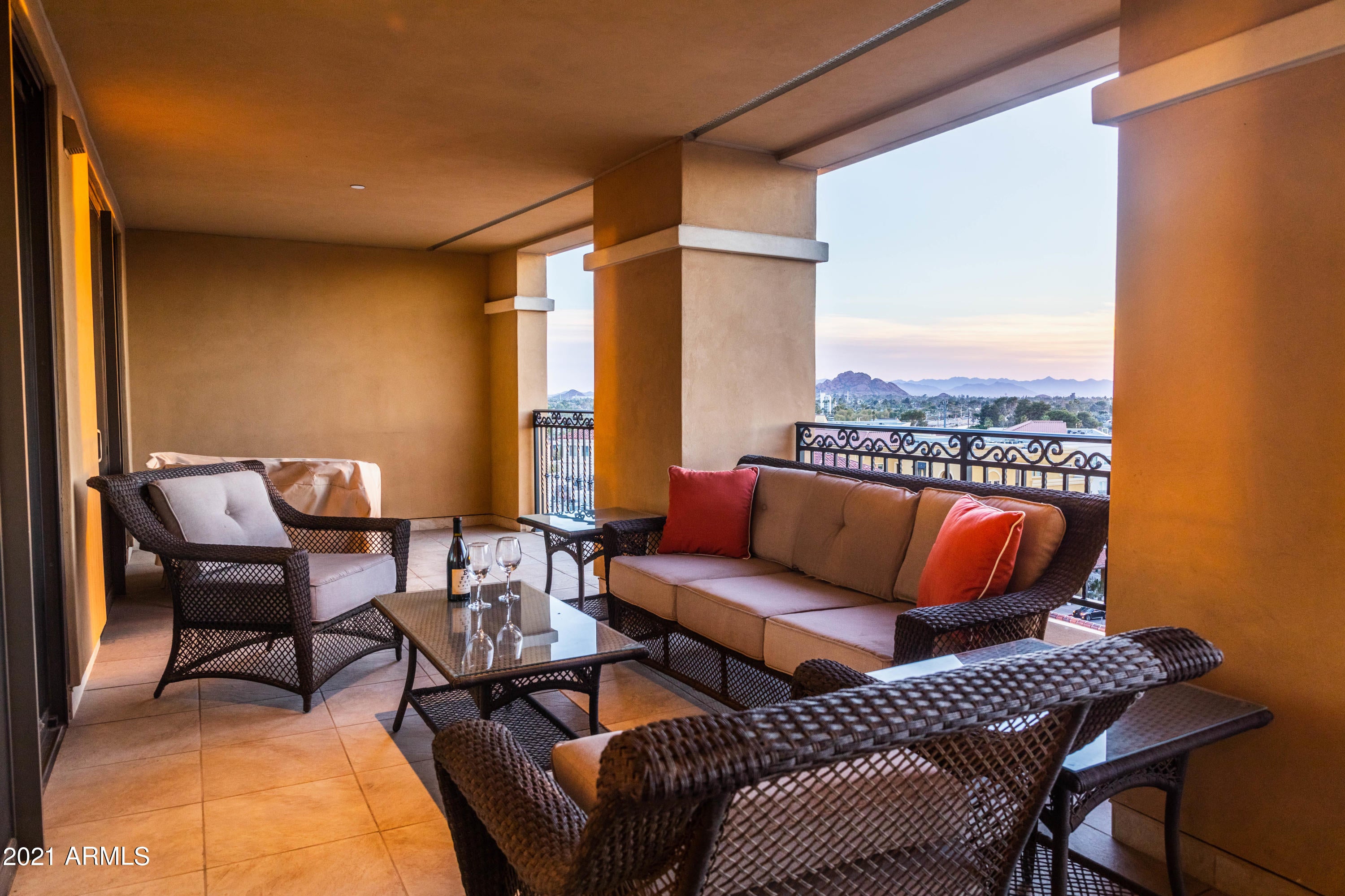 SCOTTSDALE WATERFRONT RESIDENCES - Residential