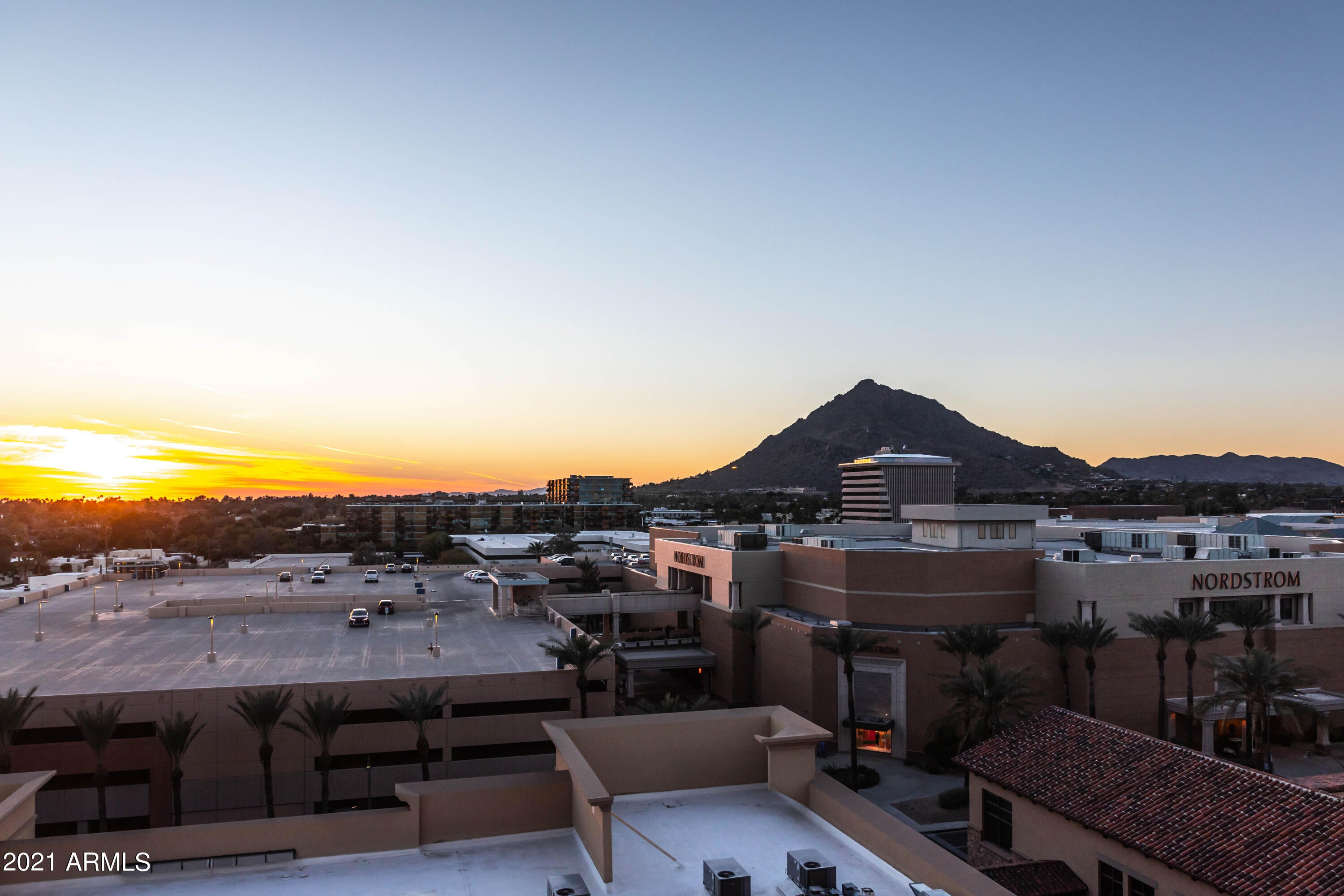 SCOTTSDALE WATERFRONT RESIDENCES - Residential
