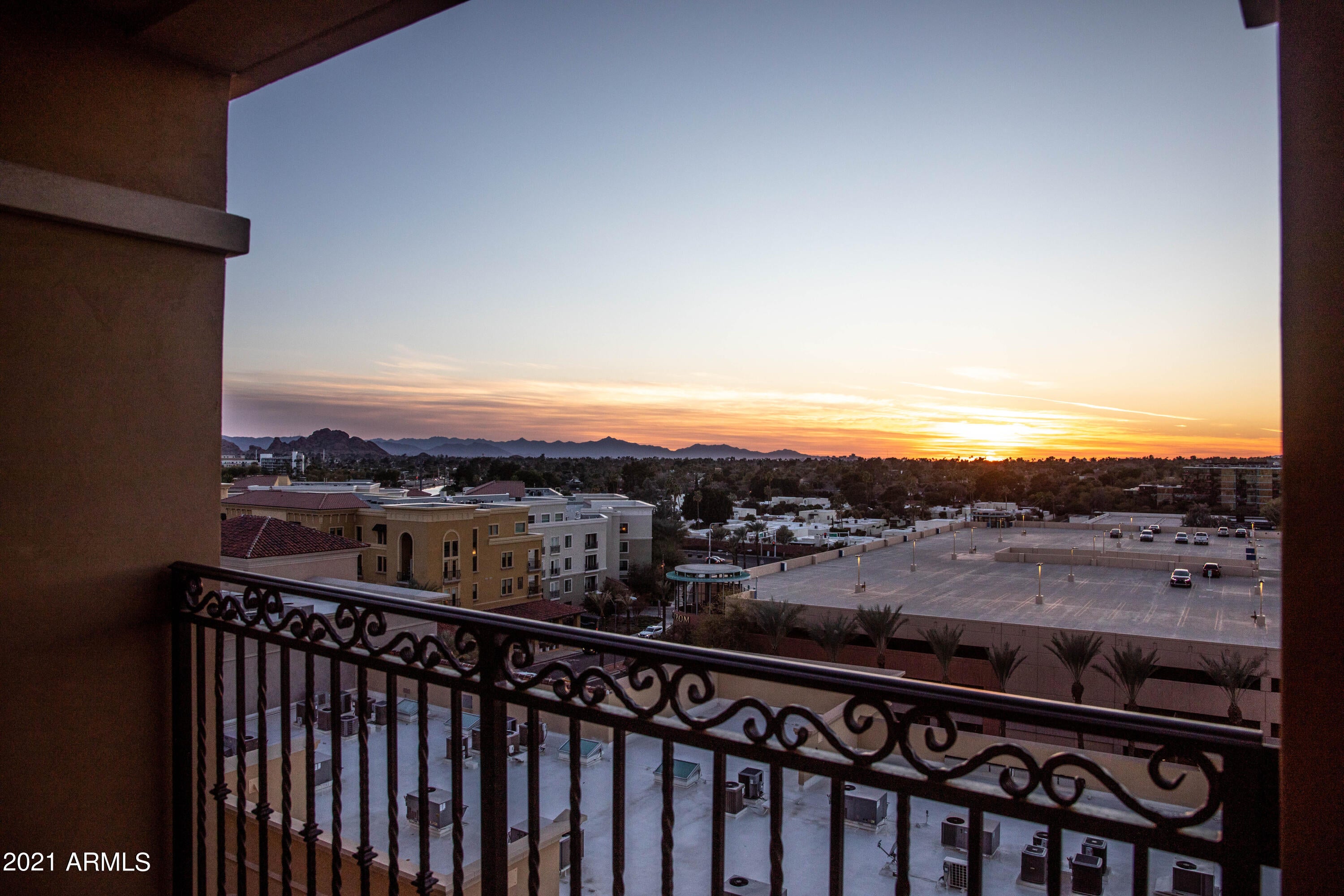 SCOTTSDALE WATERFRONT RESIDENCES - Residential