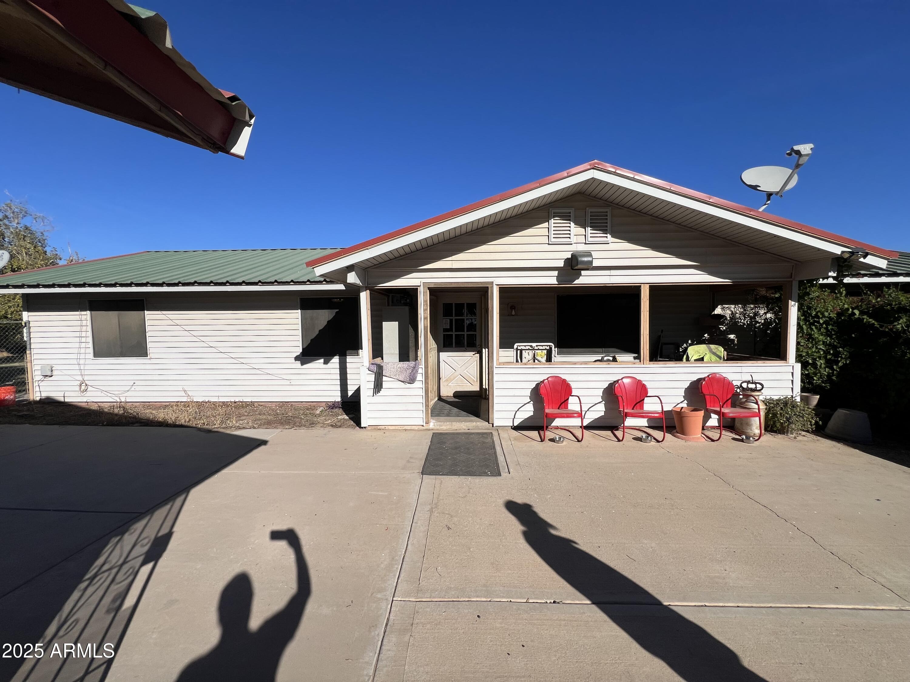 This 3-bdrm, 2-bath property has 2.5-acres of land with Commercial Potential. Has a one bed room studio guest house. A large 3000 sq ft building with electric and water. There is plenty of room for animals, storage and parking. 
NO HOA!!!!!
Property being Sold AS IS!