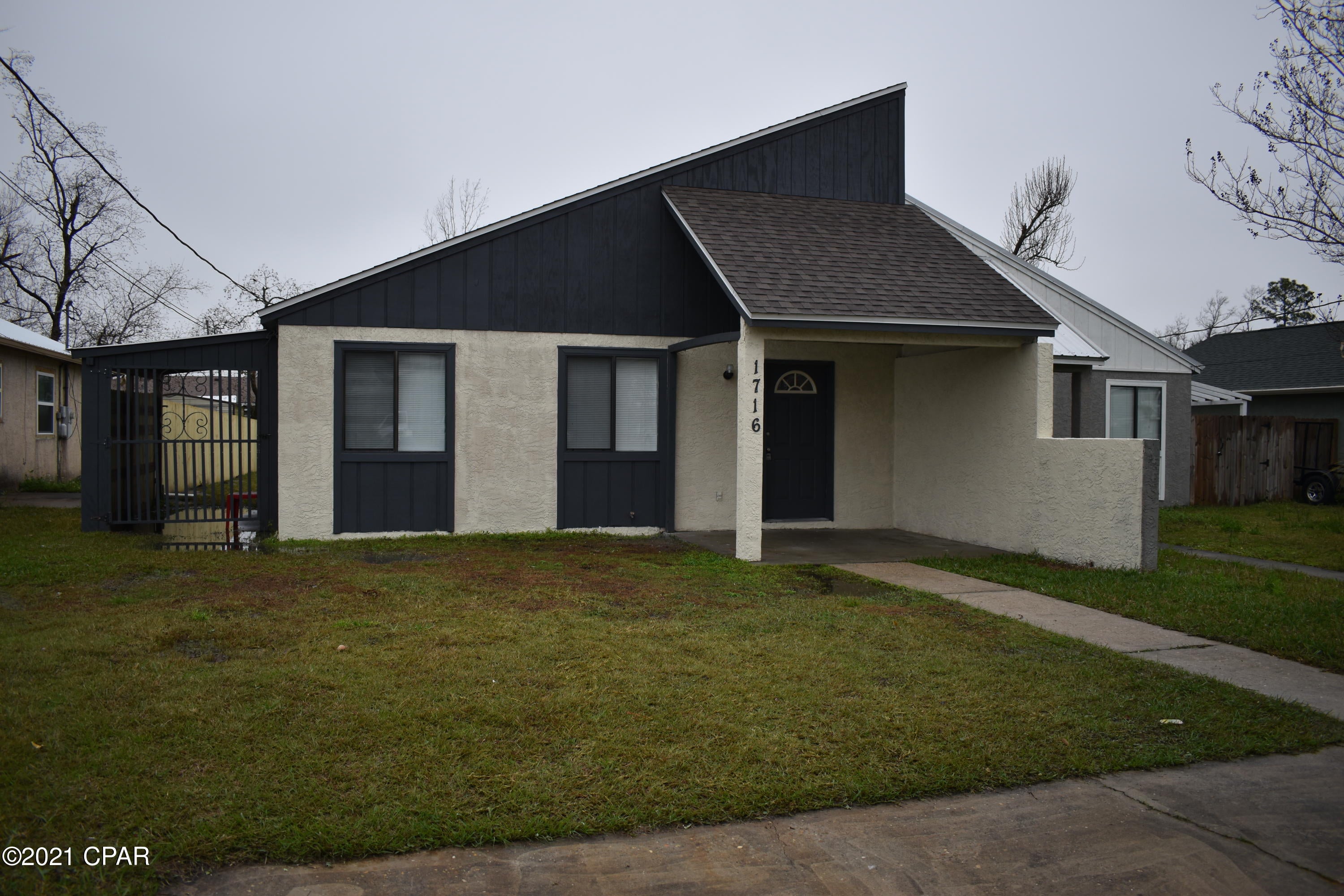 Cute 3 bedroom 2 bath duplex. Home features large fenced back yard, nice covered patio area and beautifully updated flooring, appliances & fixtures. Location is about a block to Cain Griffin Park with playground, tennis, basketball & more. Pet's negotiable.



Management company REQUIRES an approved application prior to scheduling a showing for this property, however management company does NOT charge application fees unless the Tenant moves forward to Lease processing phase.  Application fees are $30 per person for each occupant over 18yrs old.
