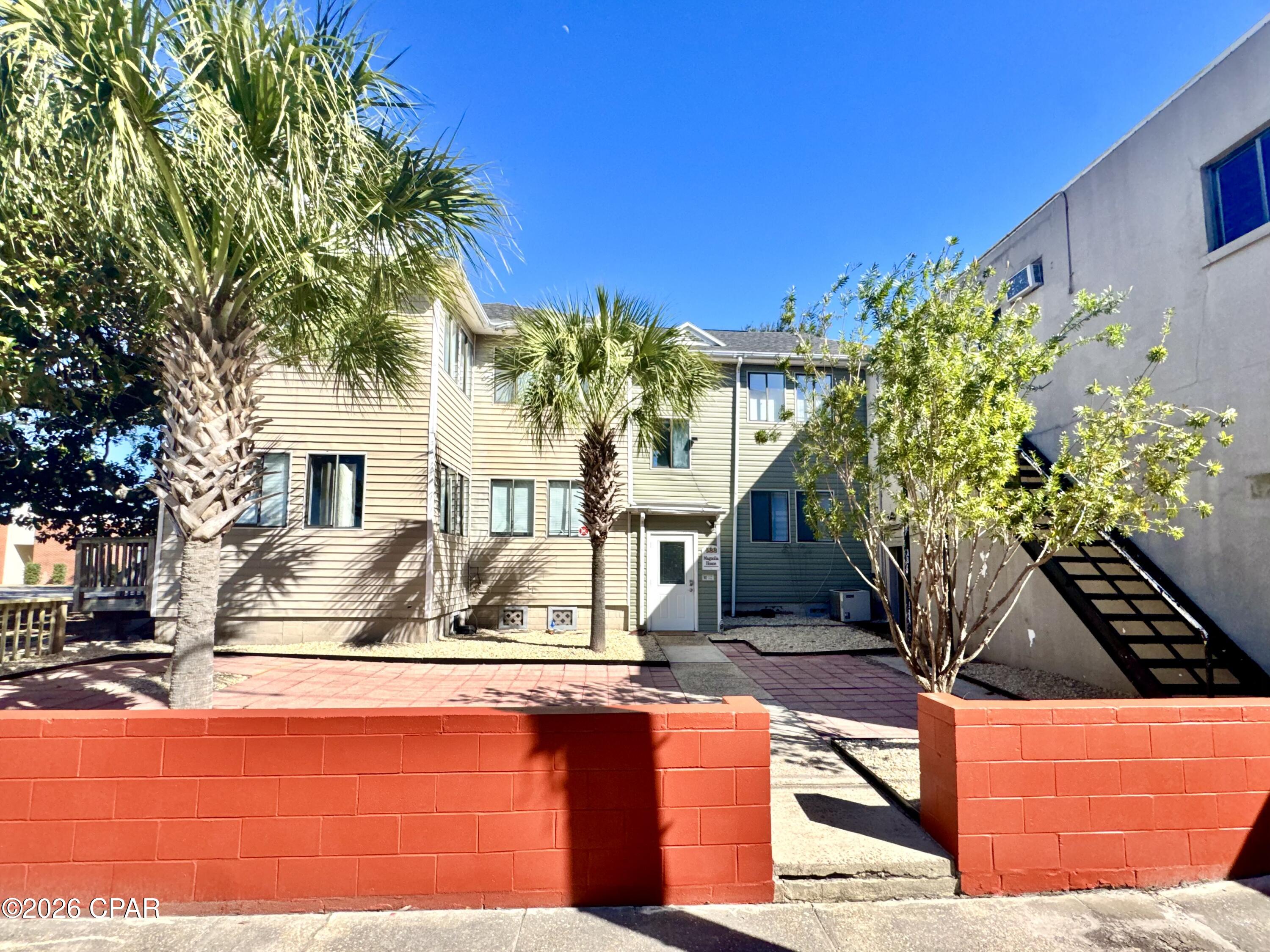 Ask about our move in incentives for this property. downtown rental within walking distance to shops, restaurants, and entertainment. One bedroom, one bath, unfurnished. Adorable Rental has a stackable washer and dryer. Please text a photo of your driver's license to our office number ending in 1673, along with the name of the property that you are interested in and we will schedule your showing within 1 business day.  Please do not fill out an application on any website until we send you the invite AFTER your showing.  Thank you.
