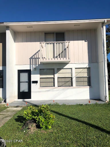 3 bedroom, 1.5 bathroom townhouse located in St Andrews. Pets negotiable. Restrictions apply.