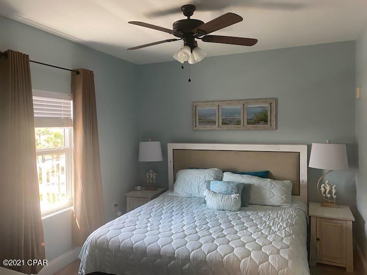 Beautiful 1 bedroom plus bunk, 2 bathroom condo at Laketown Wharf.