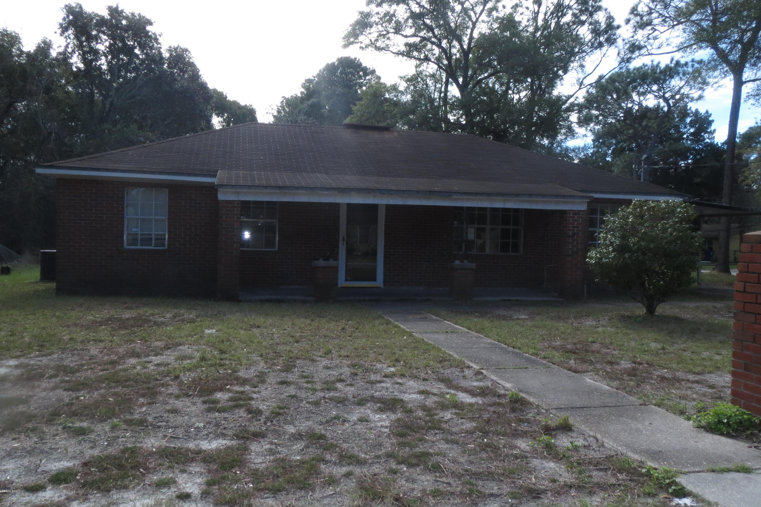 SPACIOUS FOUR-BEDROOM HOME CENTRALLY LOCATED IN THE HEART OF PANAMA CITY! This home features a formal living room, spacious kitchen and a large family room off the kitchen.  The Master bedroom has a full bath, and there is a full bath convenient to two of the additional bedrooms. Situated on a corner lot, the home has a carport and small yard building for additional storage.  This home needs some TLC but has great possibilities!  Home being sold in its AS IS condition.