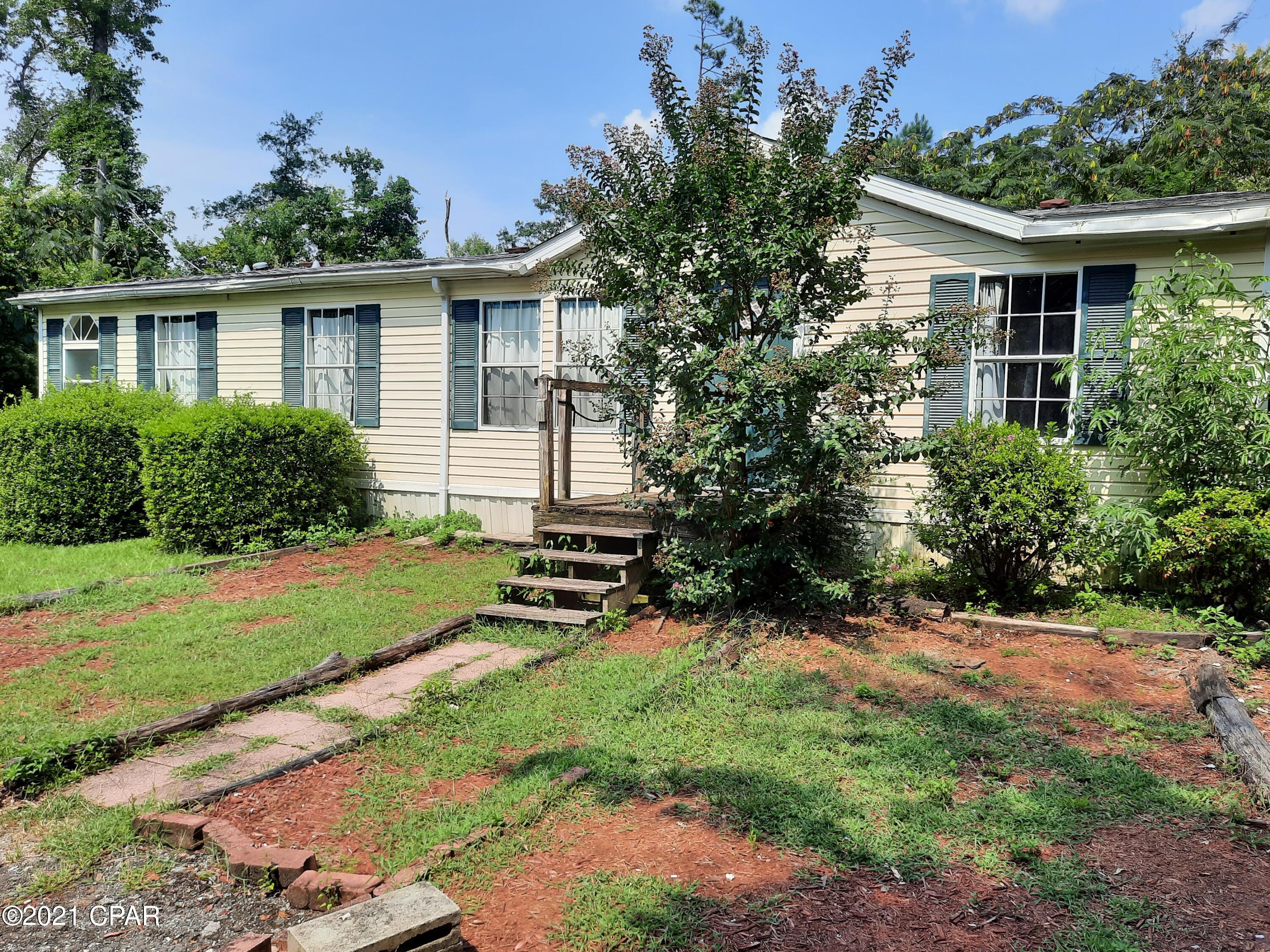 INVESTORS/HANDY MANS SPECIAL!! In town, 3 Bedroom, 2 Baths Modular Home on a paved road, with city water and city sewer.  With repairs and updates, can be a good investment. Being sold AS IS.