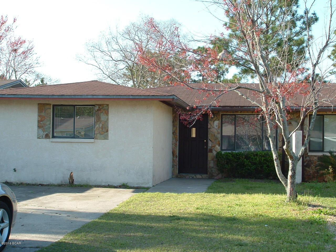 Nice duplex, centrally located. Freshly painted.Ceramic tile floors, spilt bedroom plan, separate living and dining areas, privacy fenced back yard and patio off of master bdrm and dining room. W/D connections