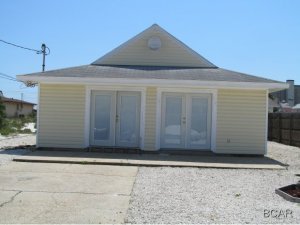 2 BED 1 1/2 BATH HOME, WALKING DIDTANCE TO THE BEACH. ALL GRAVEL YARD, SO NO GRASS TO MOW.