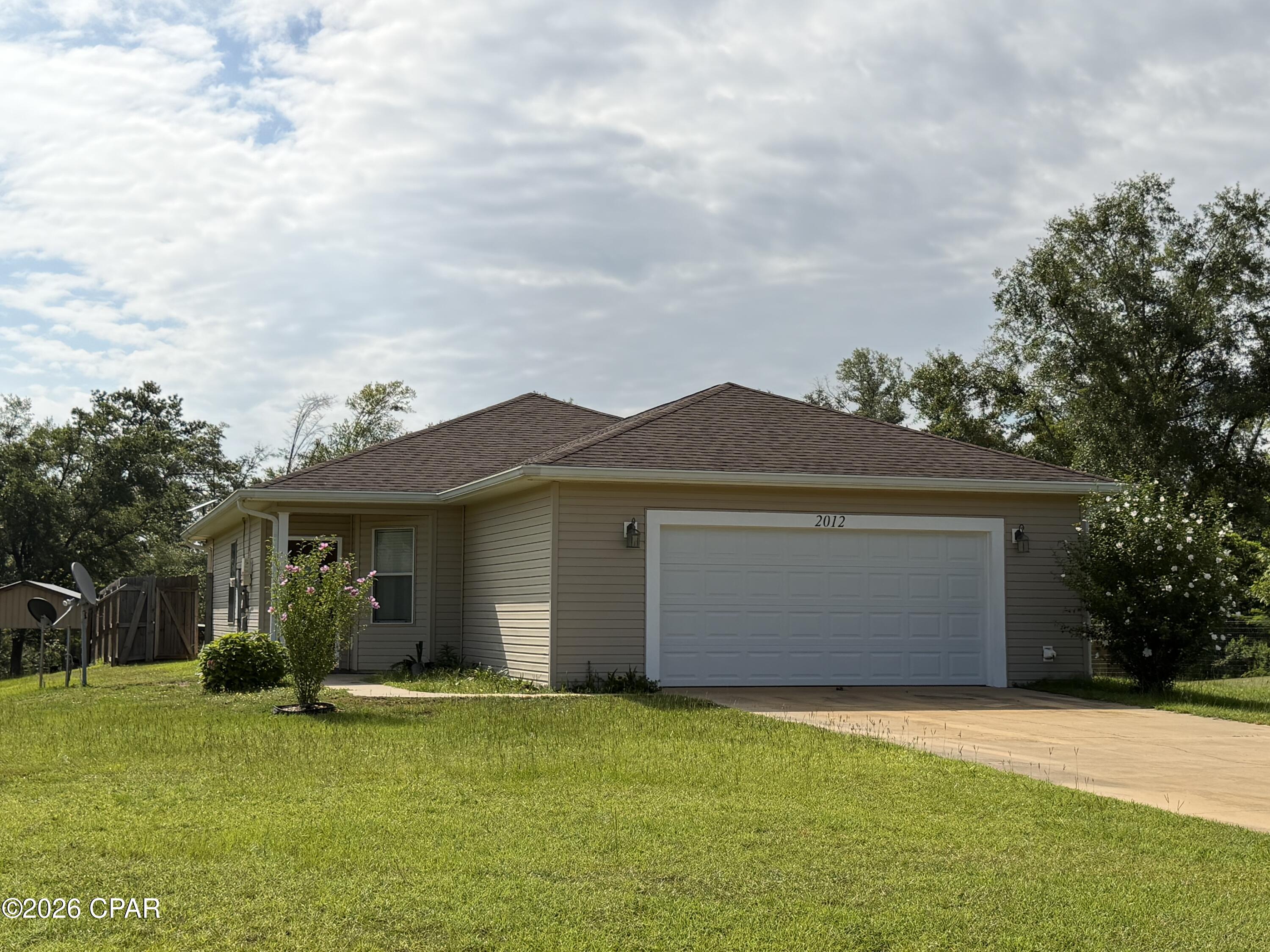 Escape to this 3BR/2BA country paradise on 1 acre! Features a private split floor plan, 9' ceilings, and elegant lighted tray ceilings in the great room & primary suite. Enjoy a spacious eat-in kitchen with stainless steel appliances. Home comes with solar panels. Outdoors, a massive 48x24 barn that includes two 12' lean-tos offers endless storage for boats, RVs, or equipment. Plenty of room for a garden or pool. Perfect rural tranquility just 10 mins to Marianna & I-10, and 55 mins to Panama City.